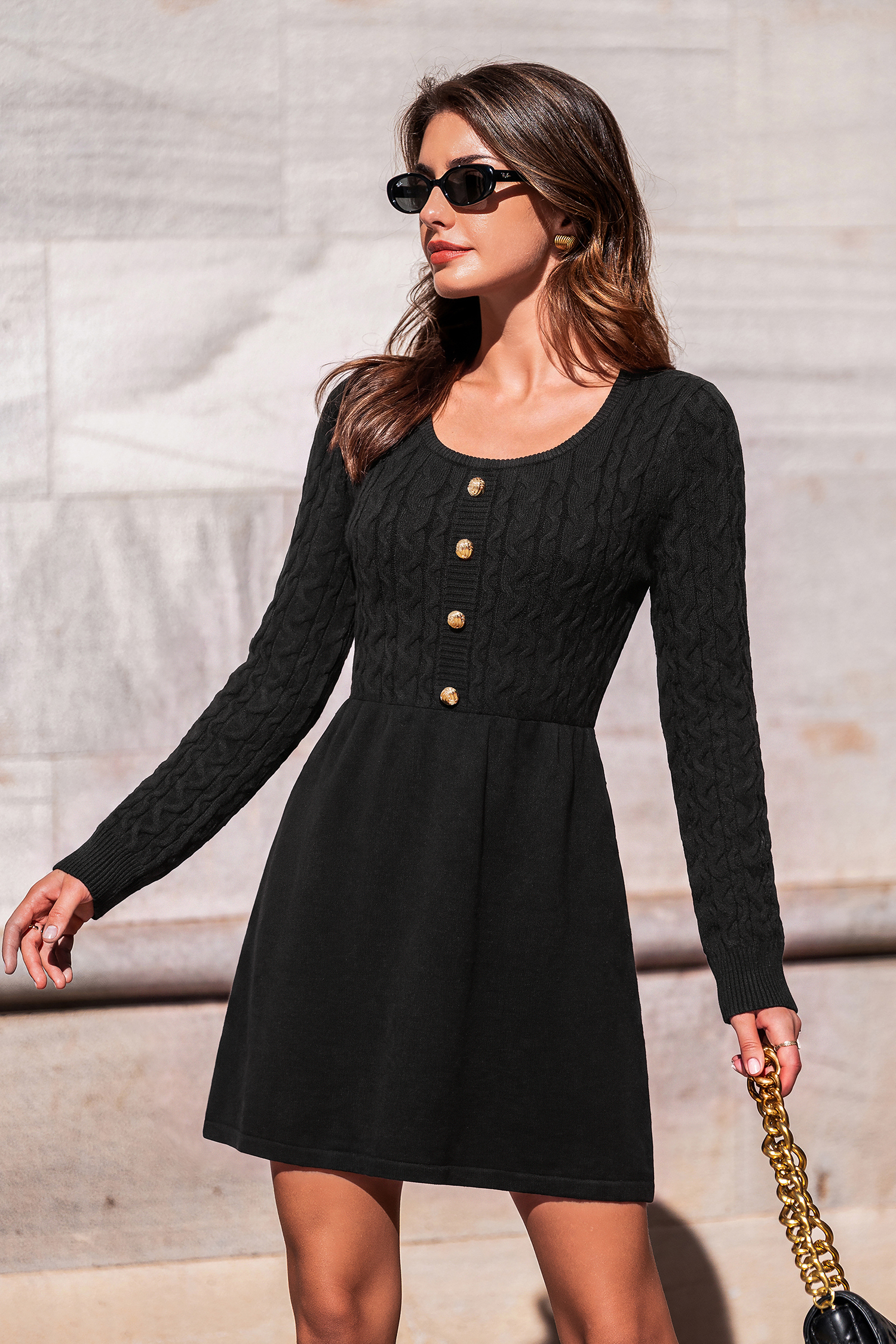 Consigue un cómodo minivestido de punto negro.