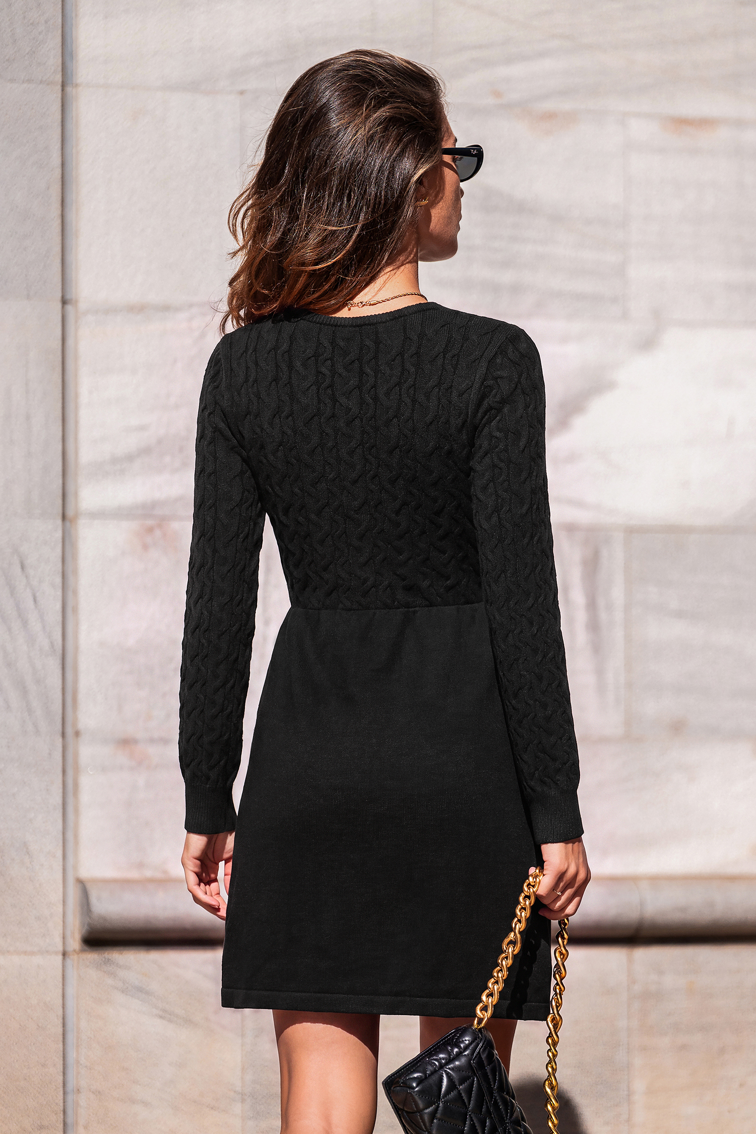 Consigue un cómodo minivestido de punto negro.
