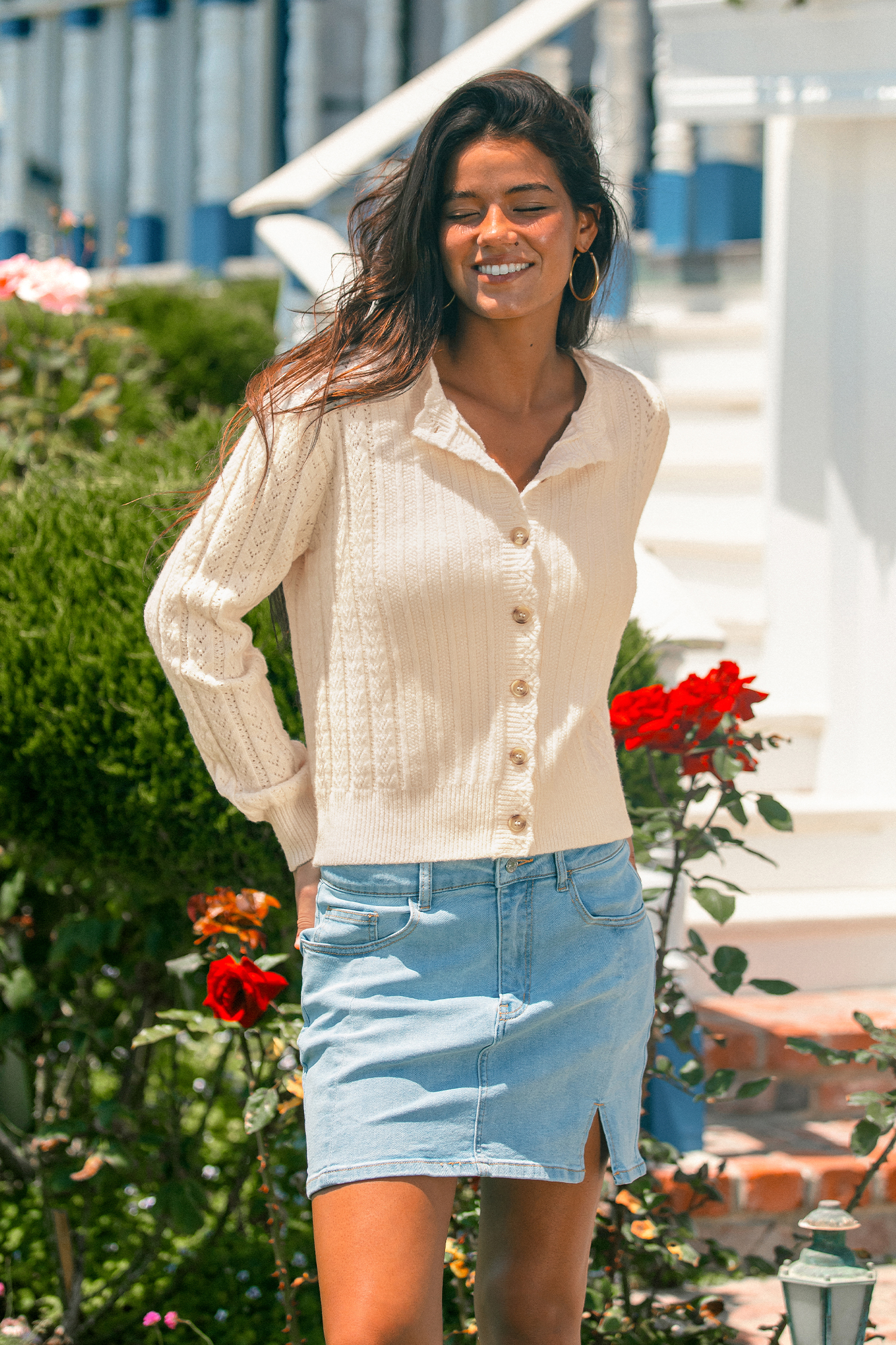 Beige Strickjacke mit Rundhalsausschnitt