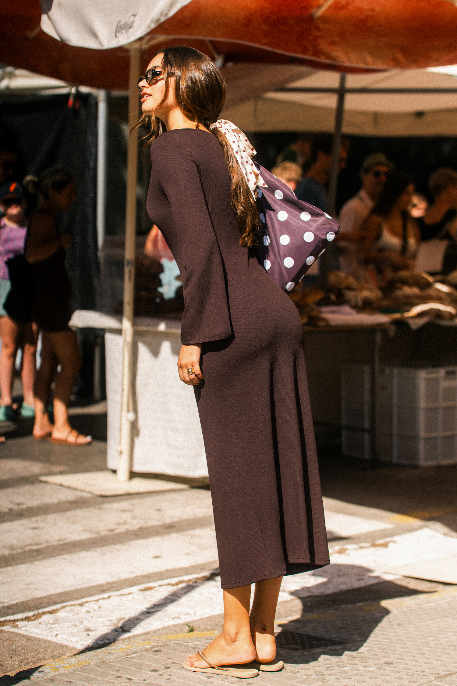 Abito lungo marrone da ragazza it-girl