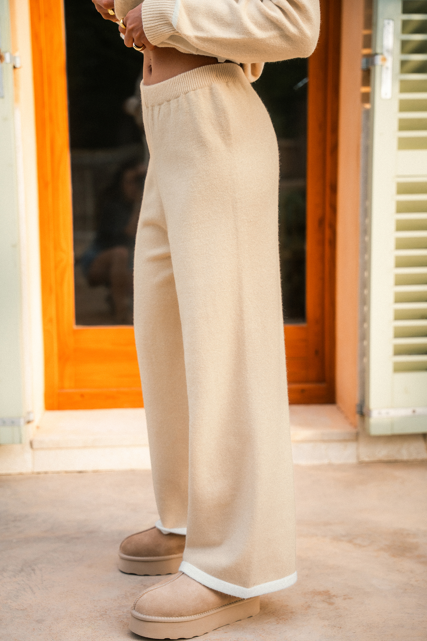 Pantaloni in maglia color kaki mandorla tostata