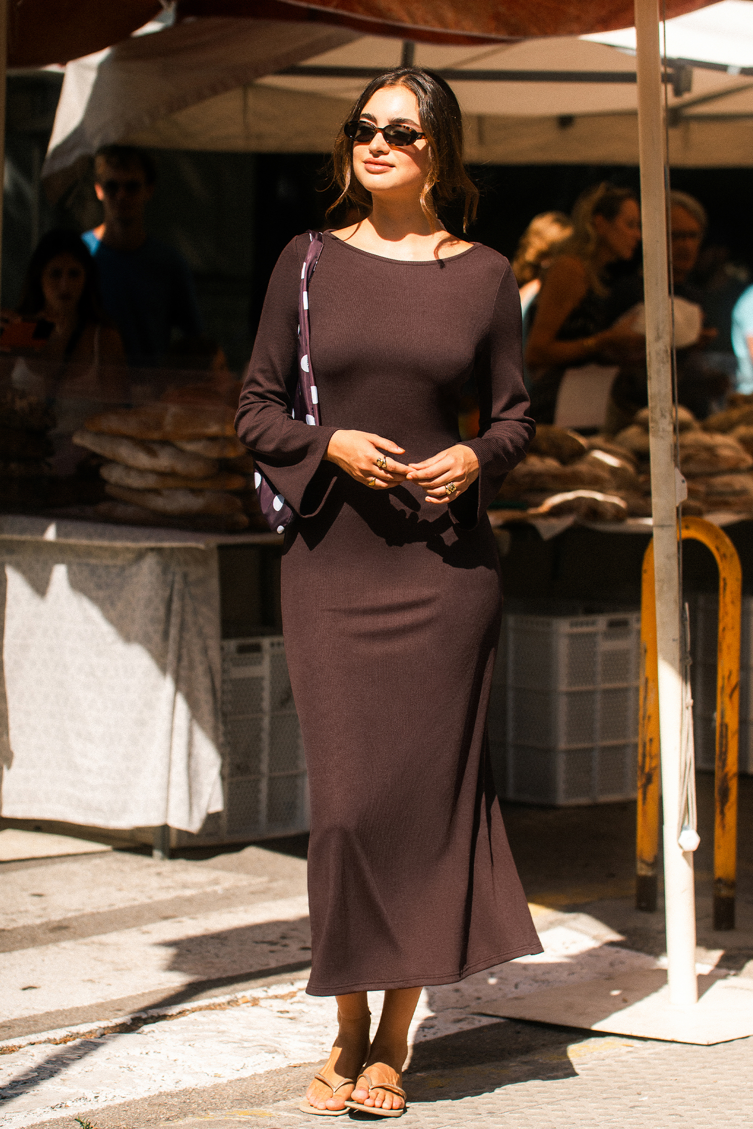 Abito lungo marrone da ragazza it-girl