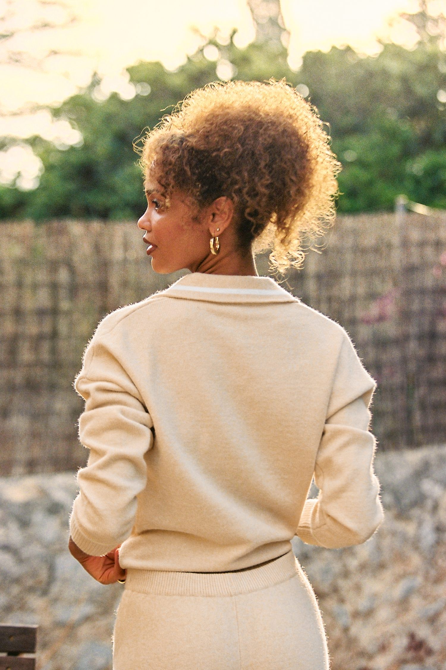 Khakifarbener Langarmpullover mit Kragen