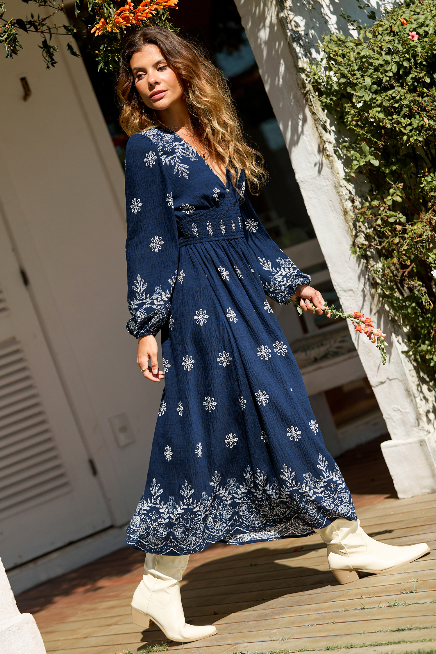 Robe longue fleurie à col V et taille smockée