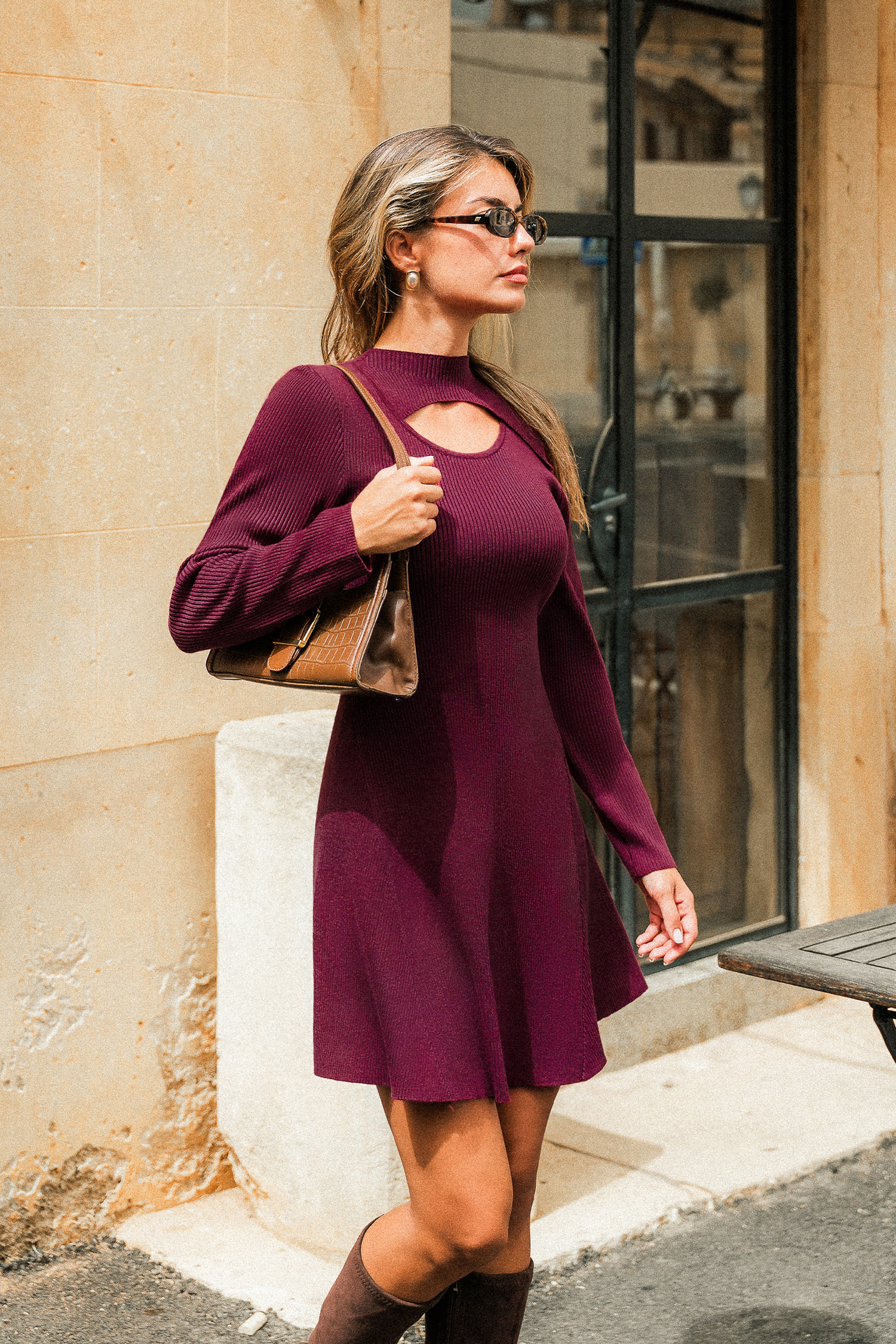 Kastanienrotes Mini-Strickkleid mit Cut-out