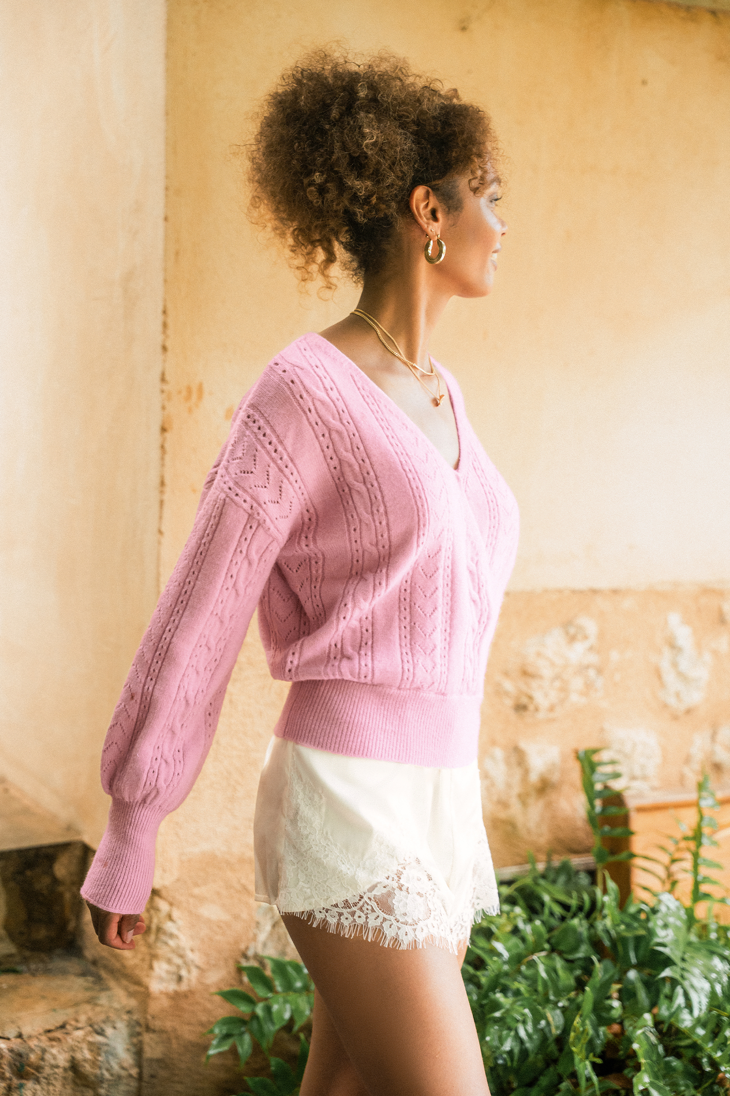 Pull rose à col surplis et manches longues