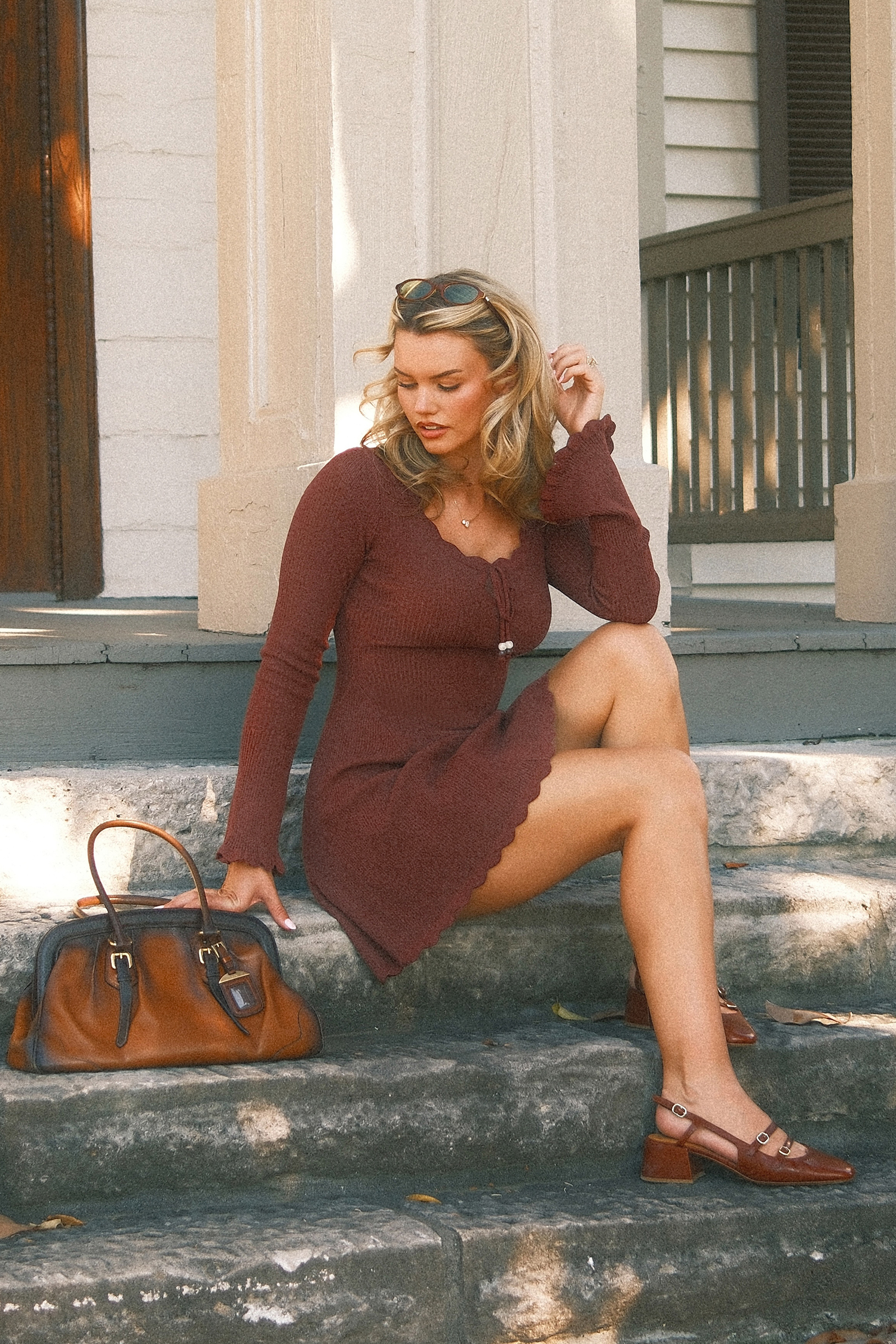 Robe pull courte marron à col scoop et bordure festonnée