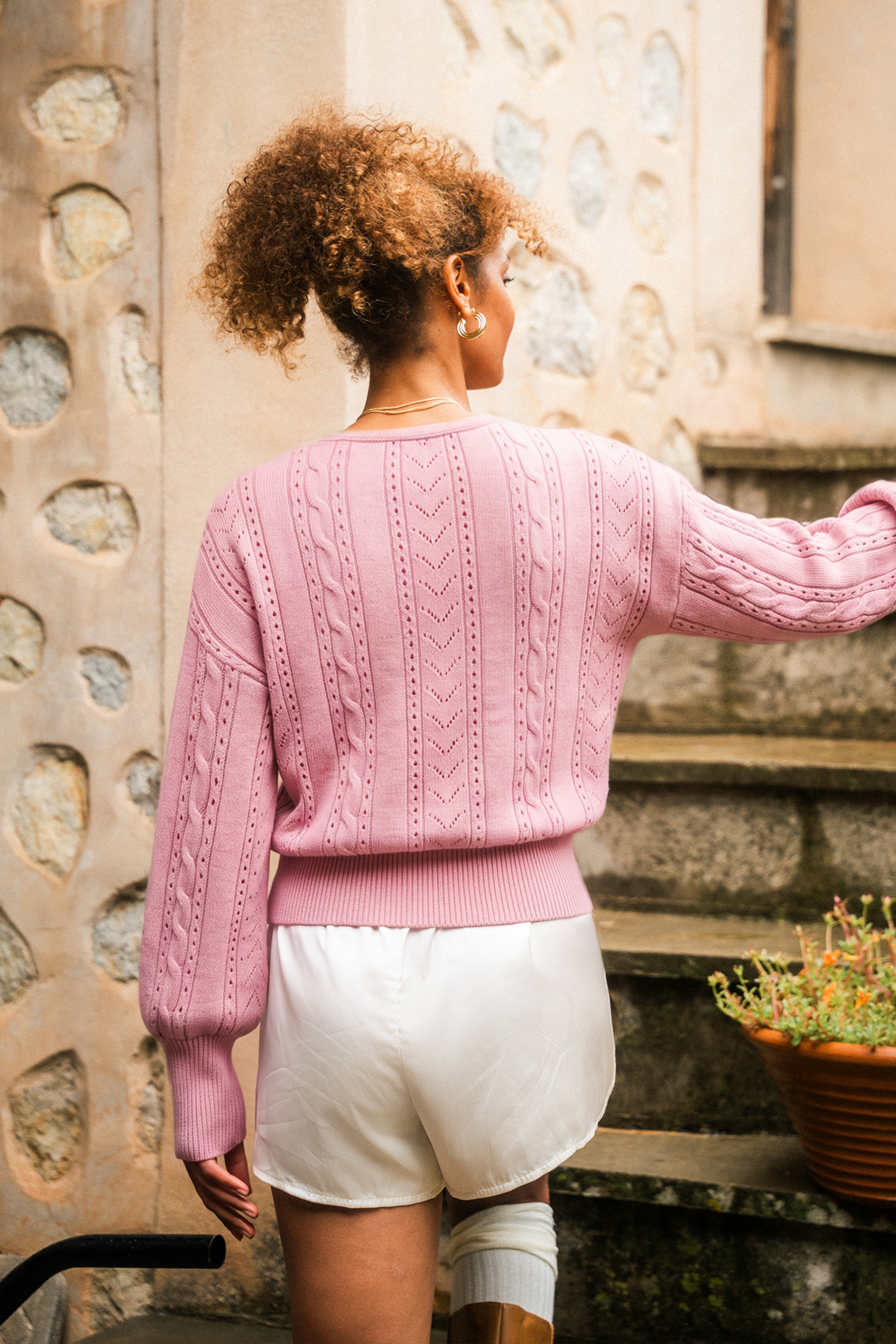 Pull rose à col surplis et manches longues