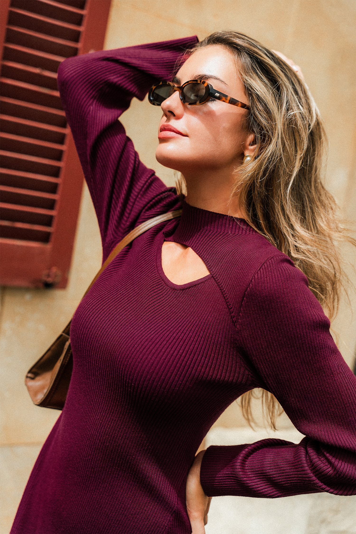 Kastanienrotes Mini-Strickkleid mit Cut-out