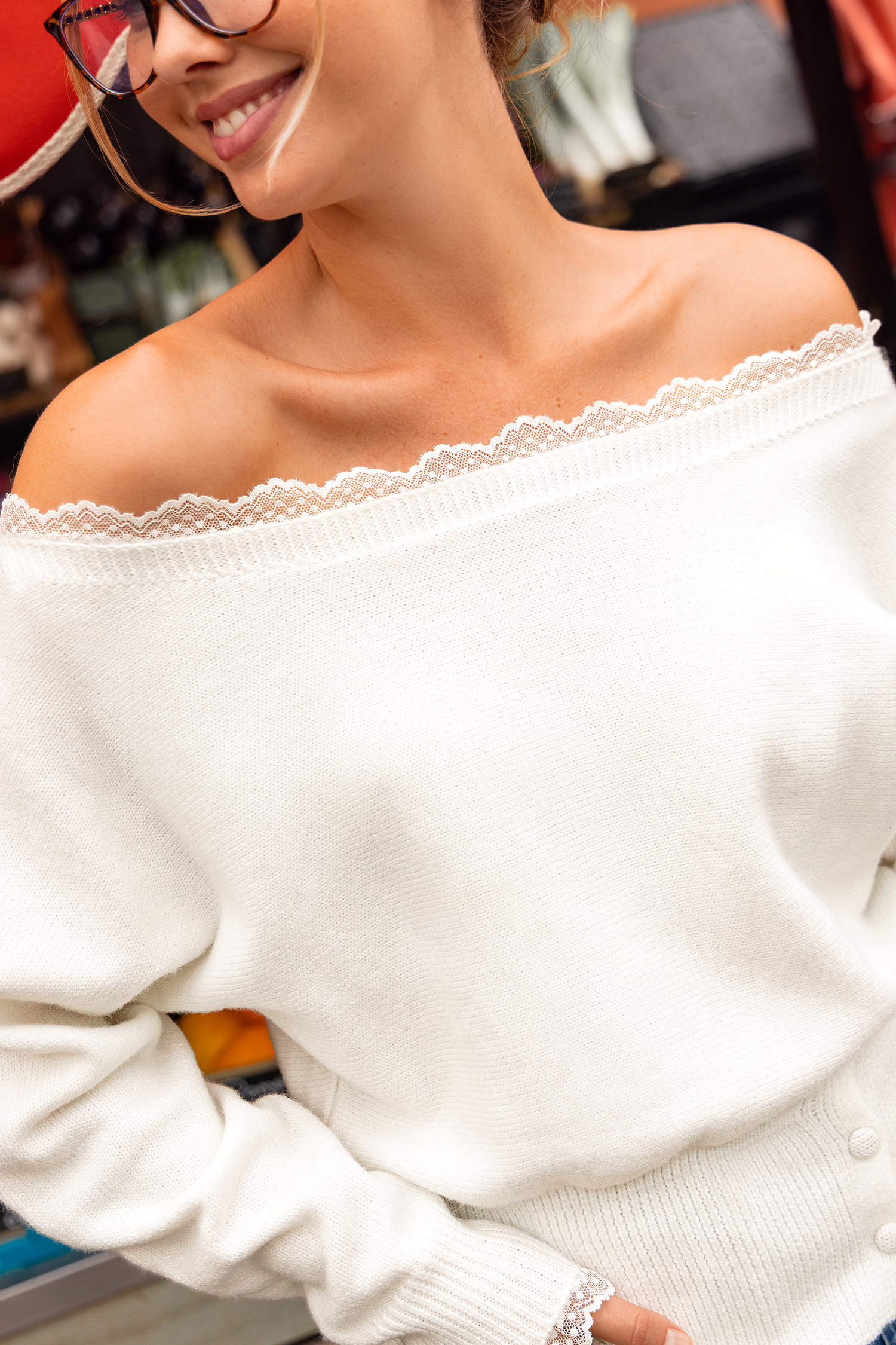 Pull blanc à épaules dénudées et bordure en dentelle