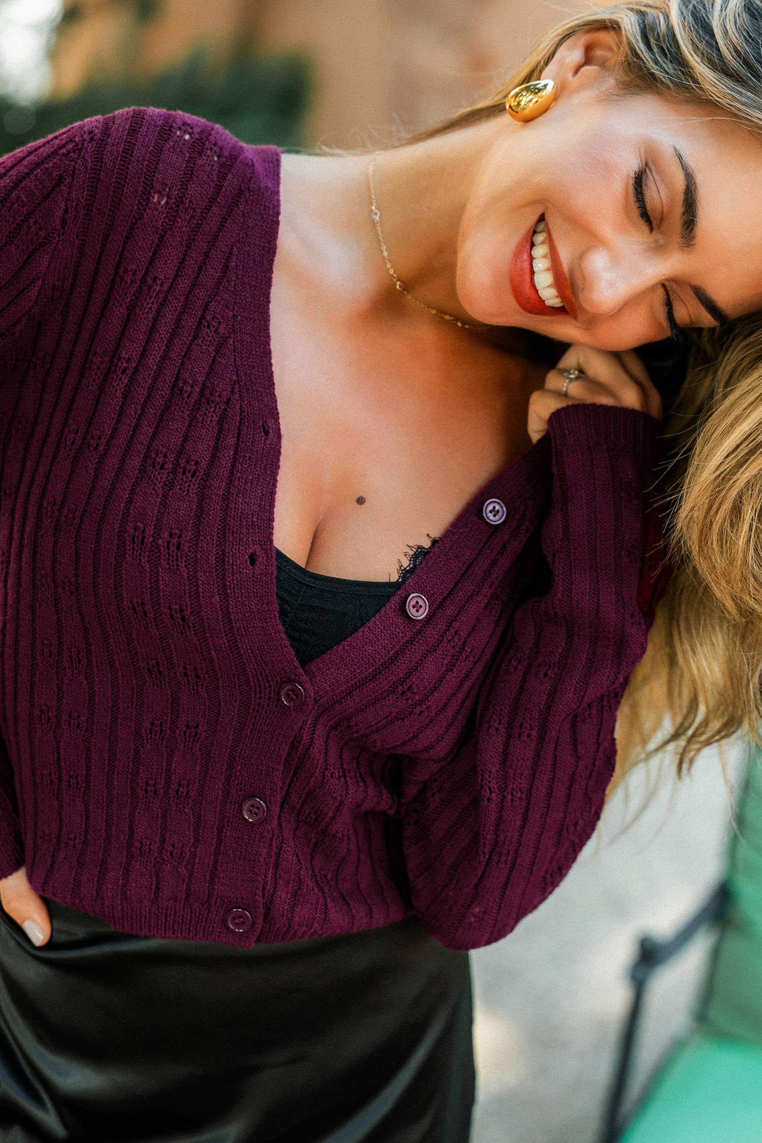 Lila Strickjacke mit V-Ausschnitt