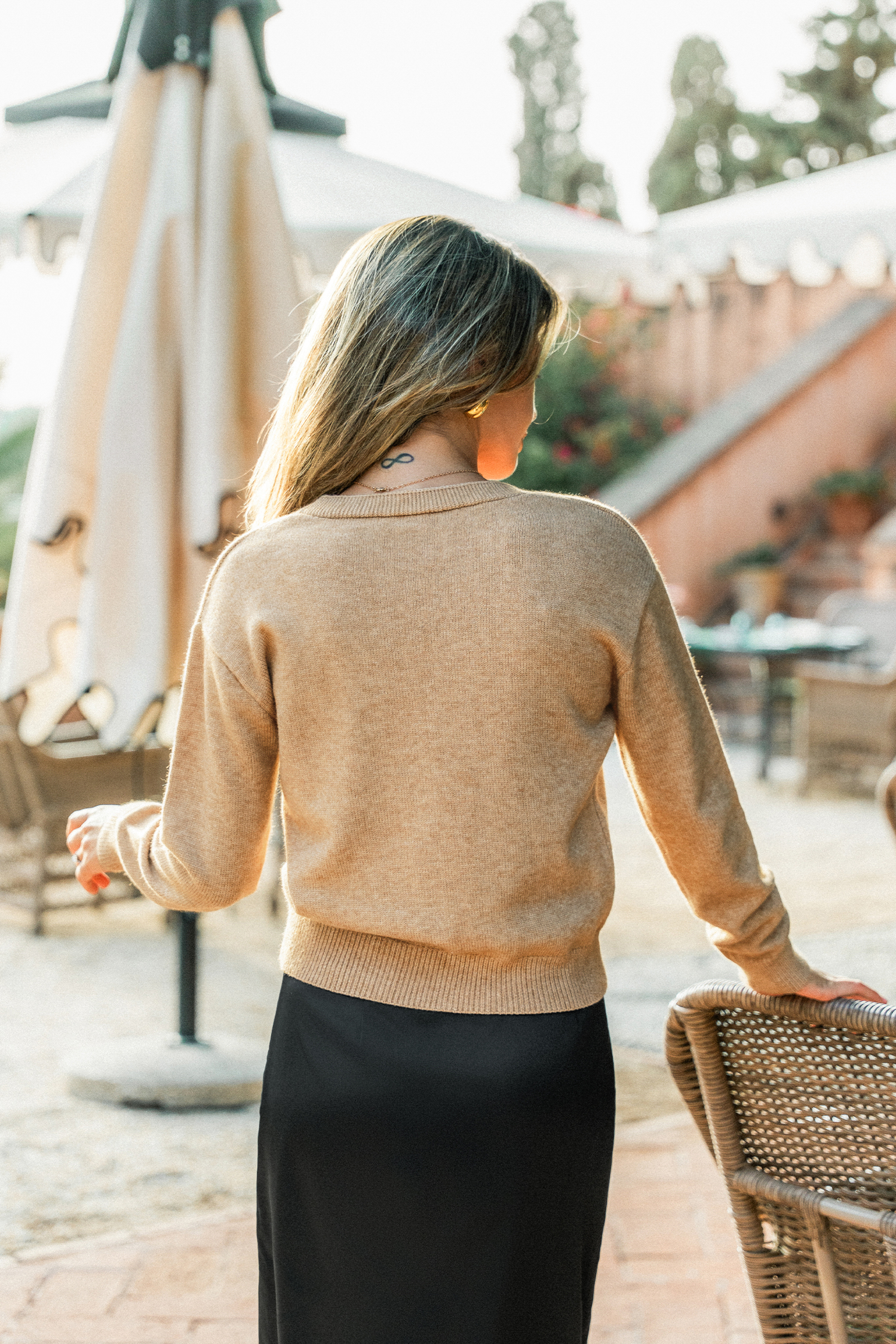 Cardigan neutre en tricot à col V et détails rosettes
