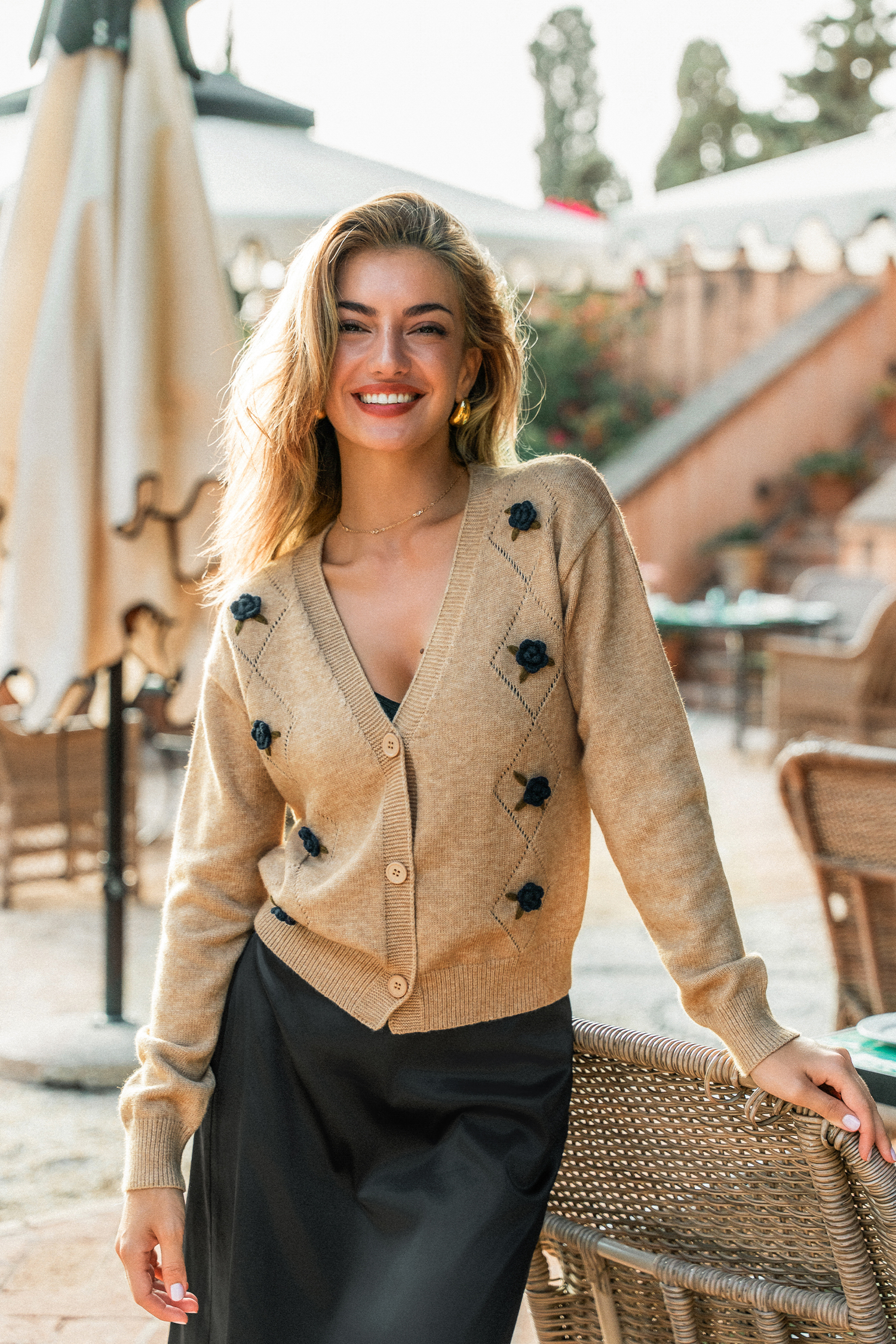 Cardigan neutre en tricot à col V et détails rosettes