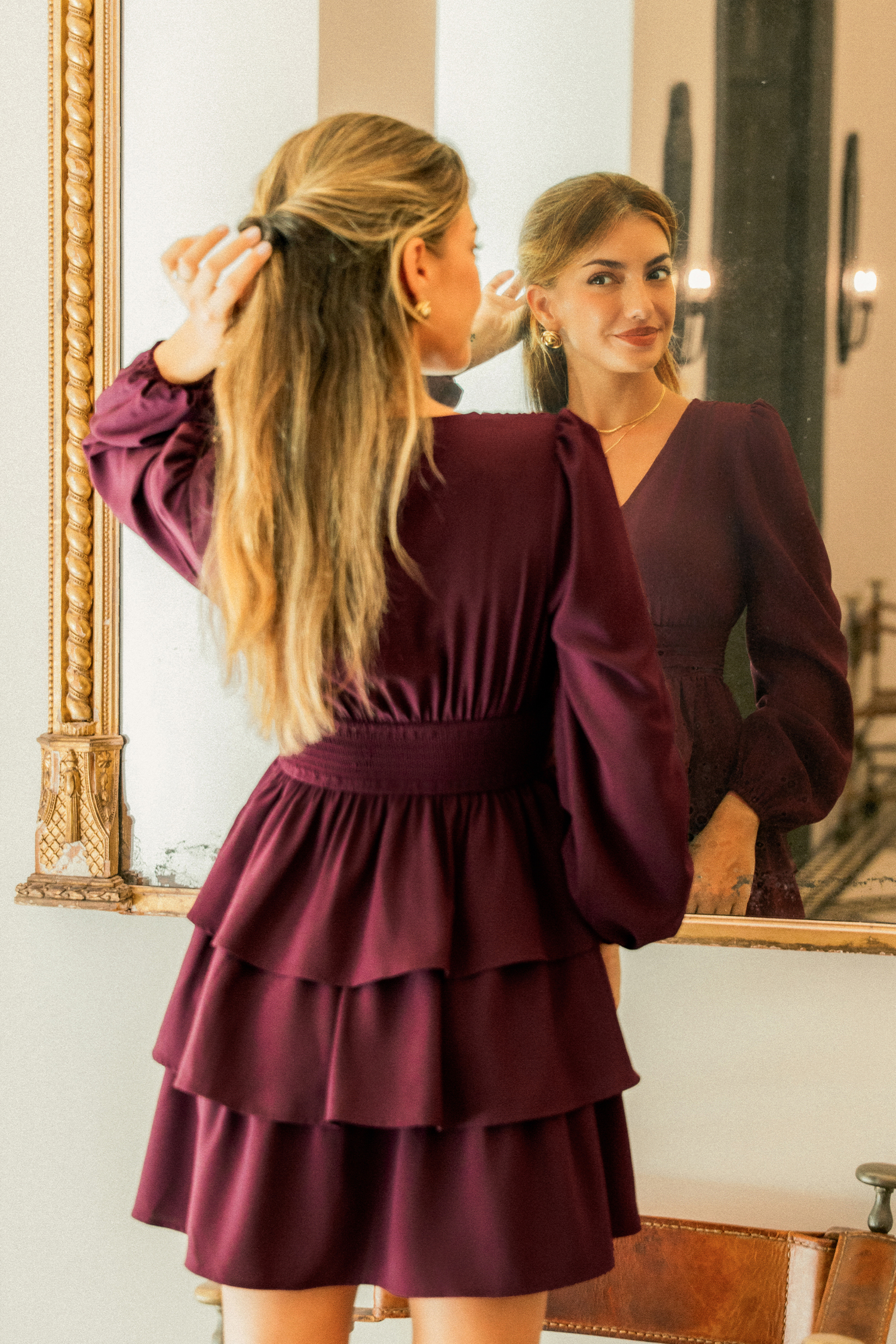 Robe courte violette à col surplis et manches longues