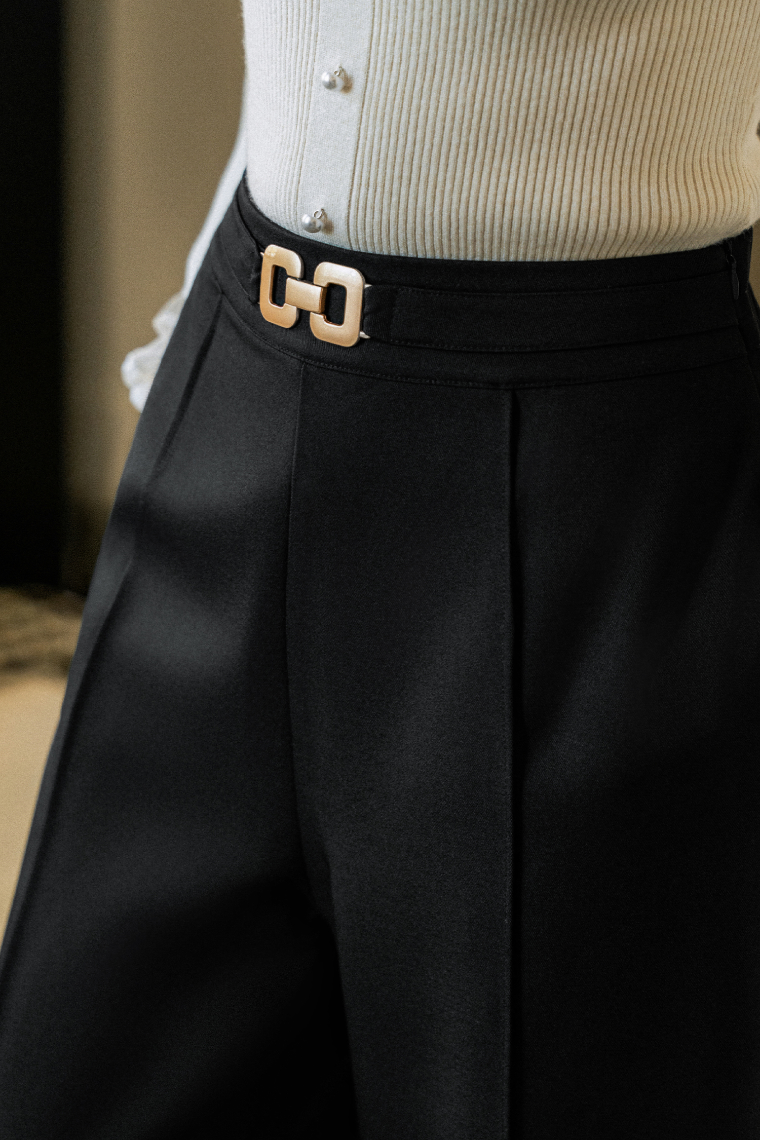 Pantalon noir tissé à taille élastique et jambe large