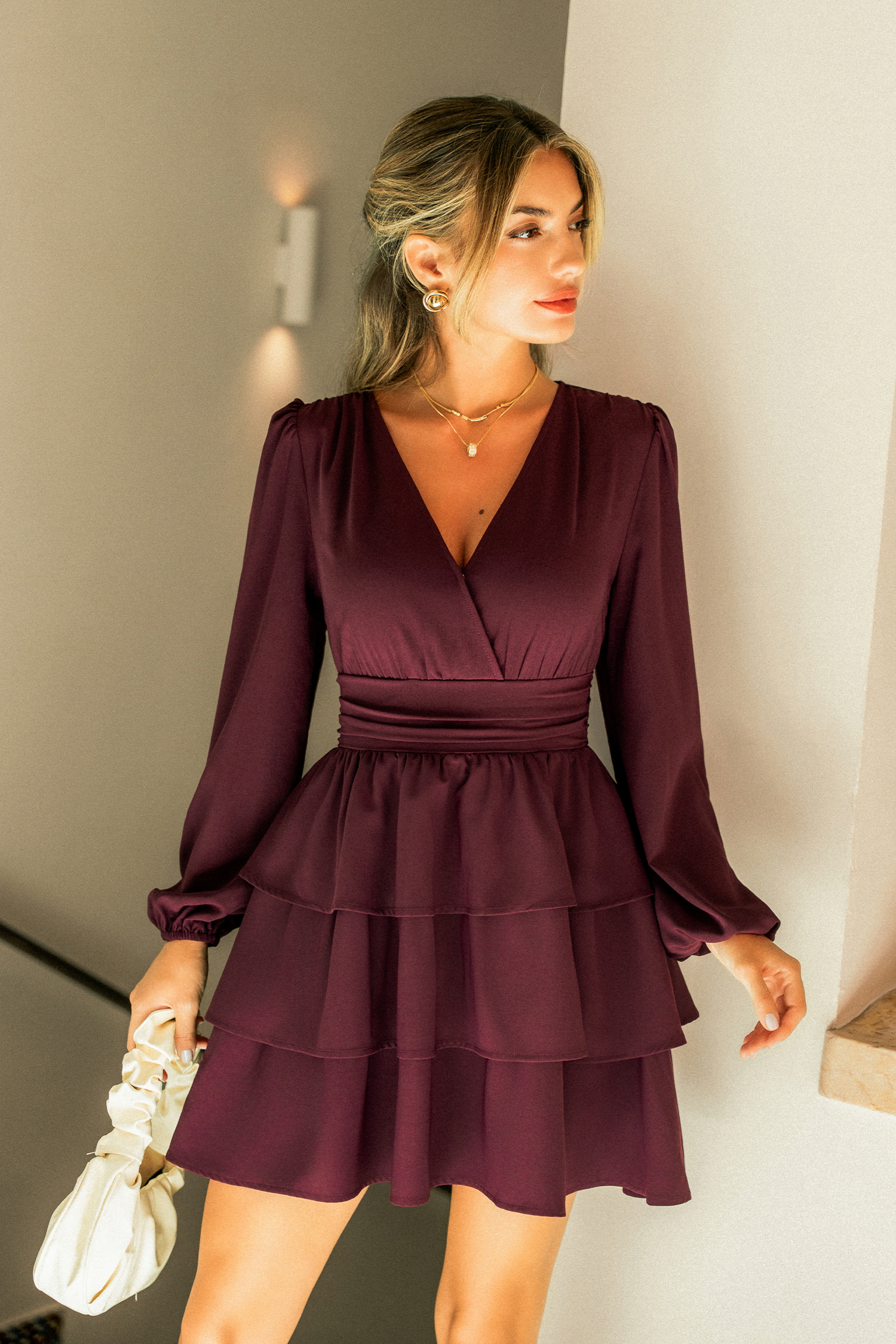Robe courte violette à col surplis et manches longues