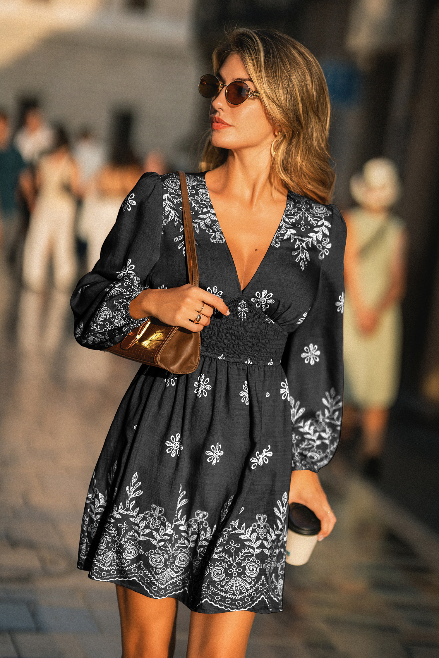 Robe courte fleurie à col plongeant taille smockée