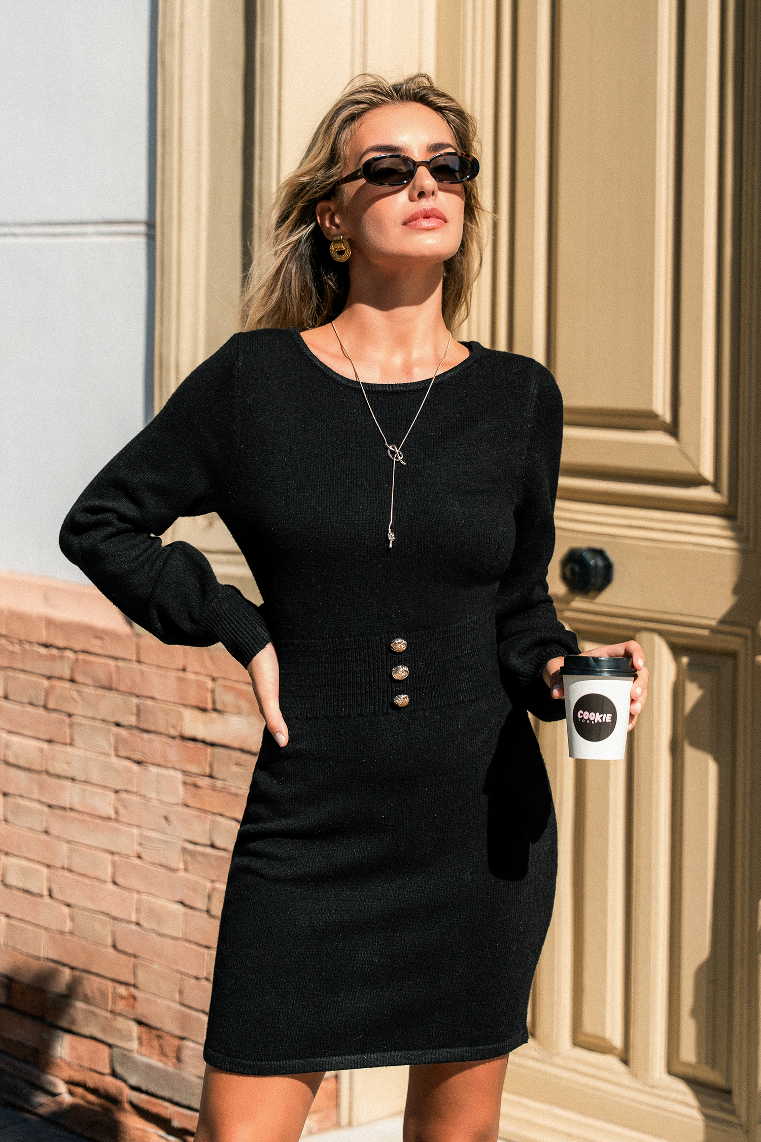 Robe pull courte noire à col rond et manches longues
