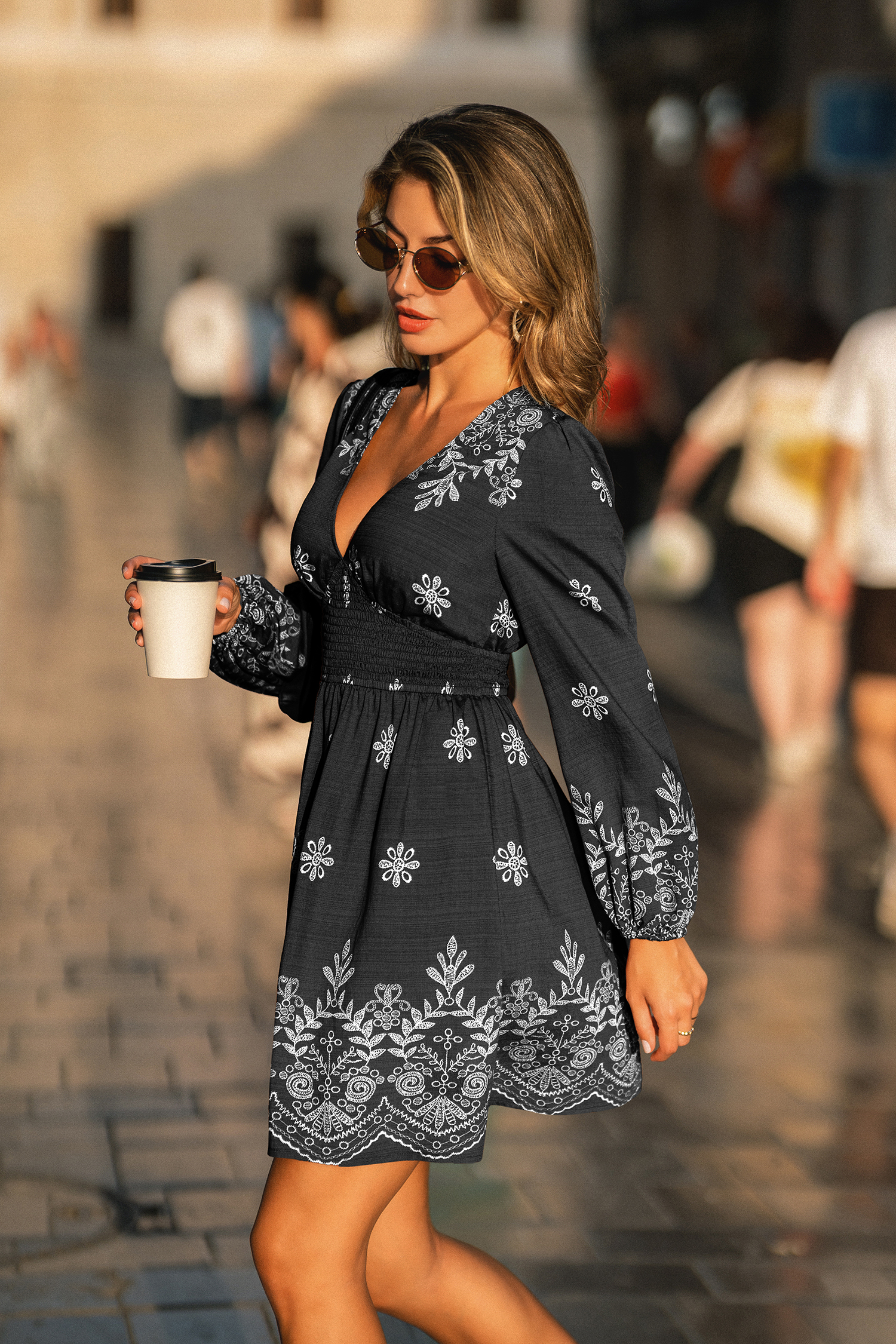Robe courte fleurie à col plongeant taille smockée