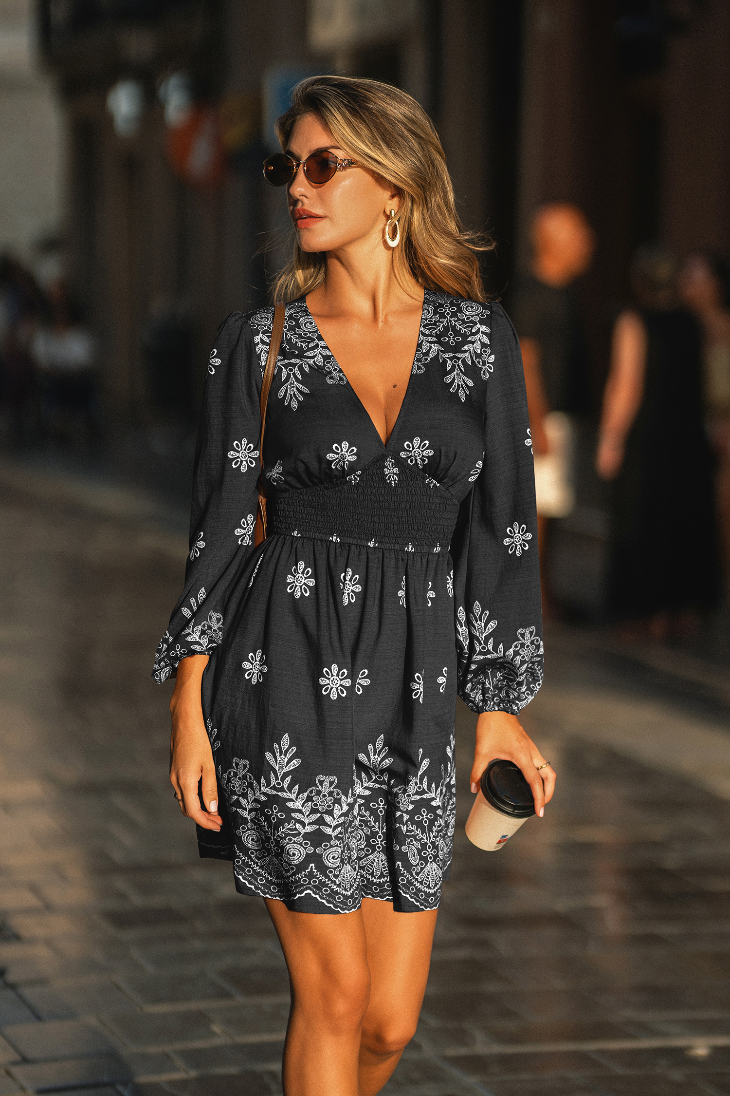 Robe courte fleurie à col plongeant taille smockée