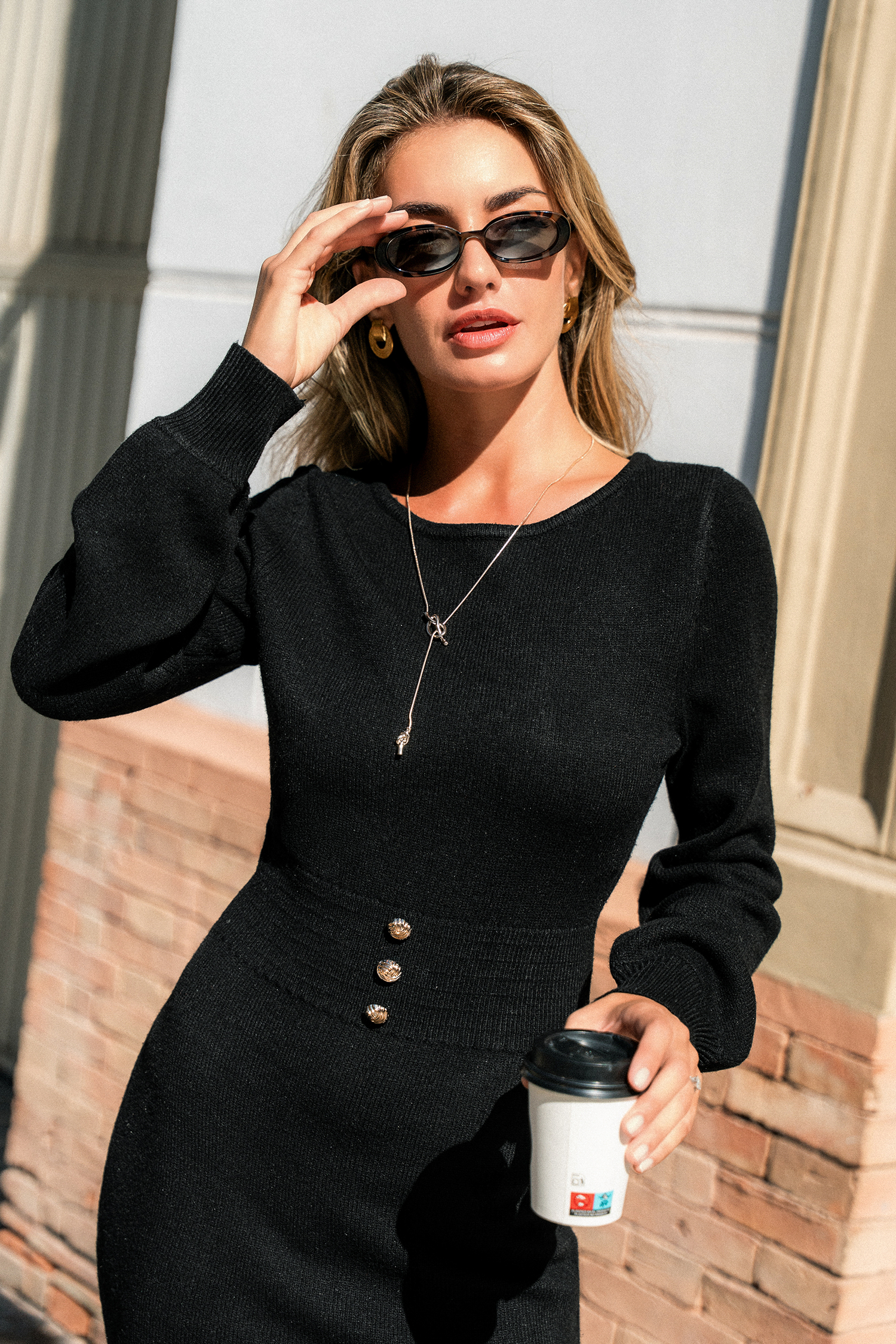Robe pull courte noire à col rond et manches longues