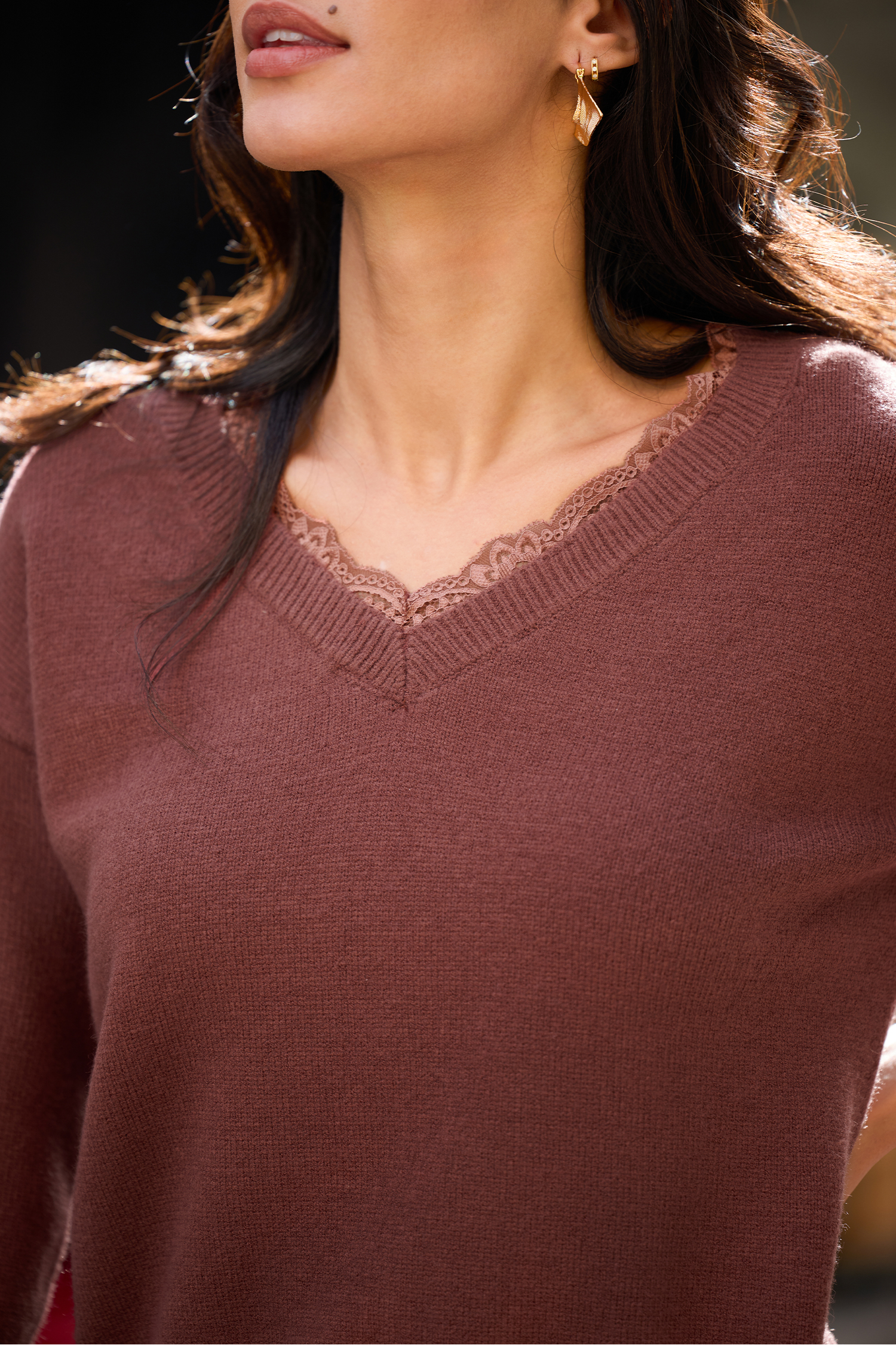 Neutraler Langarmpullover mit Spitzenbesatz