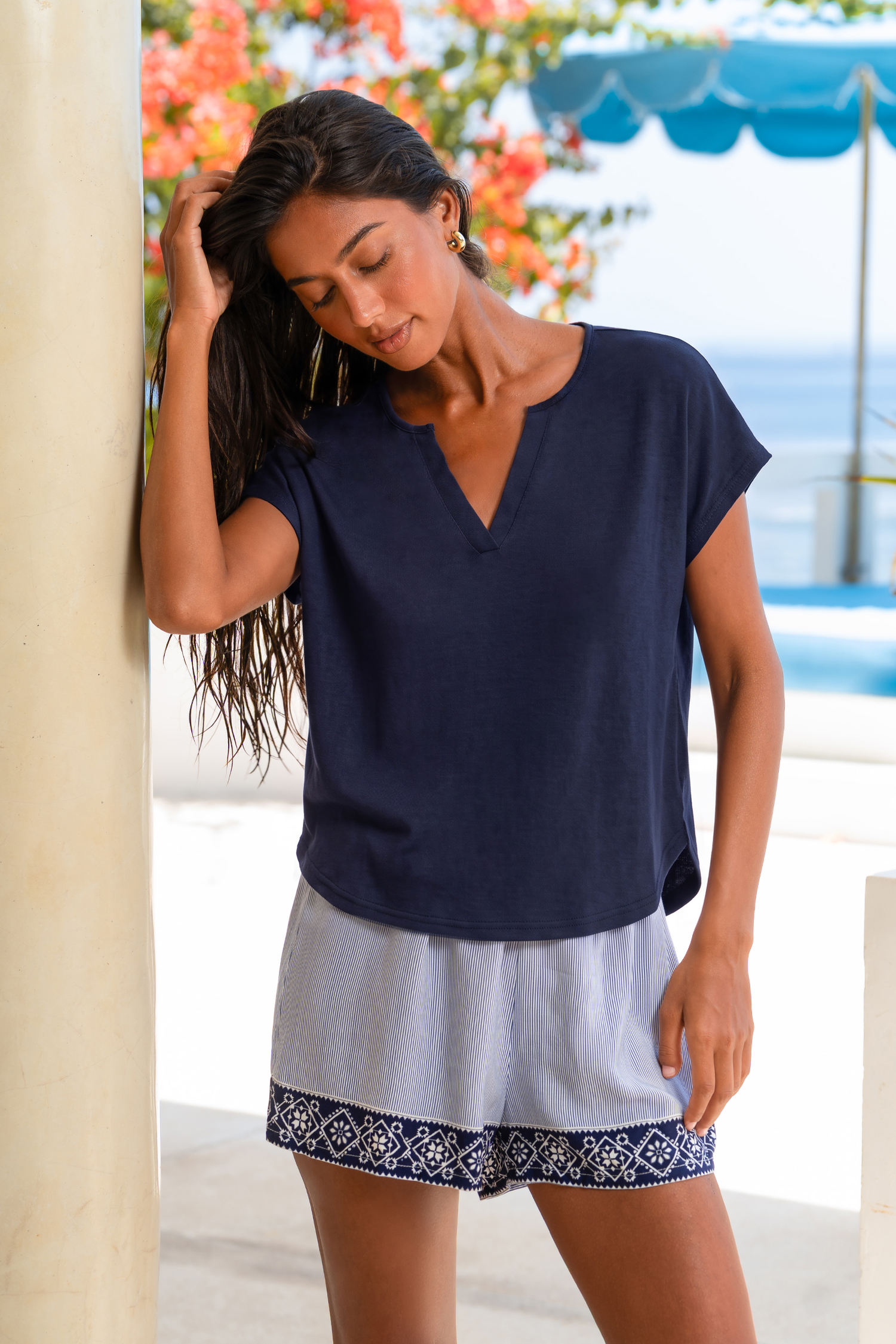 Ensemble pyjama bleu avec chemise décontractée et short