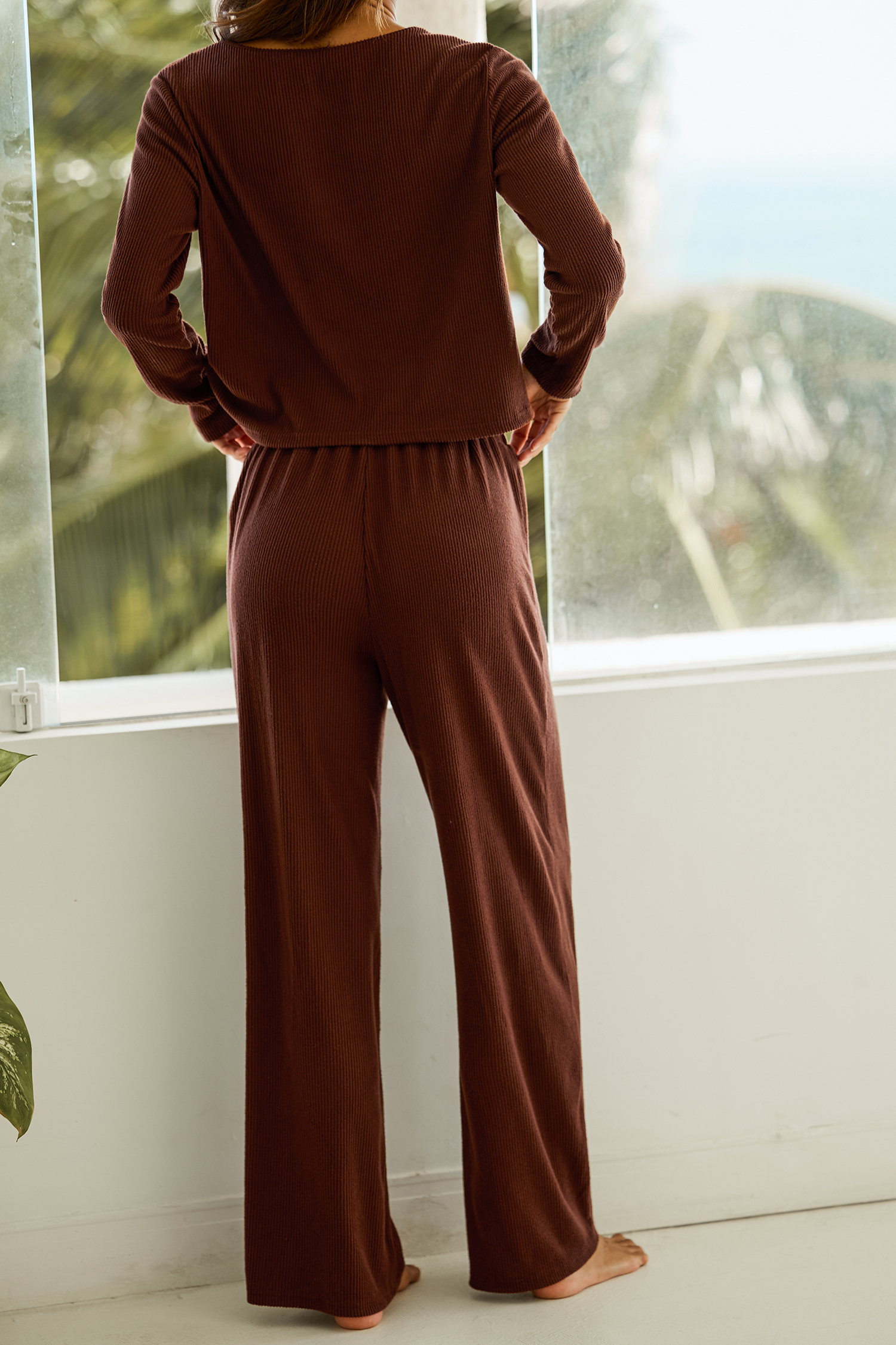 Ensemble pyjama marron à col rond et pantalon assorti