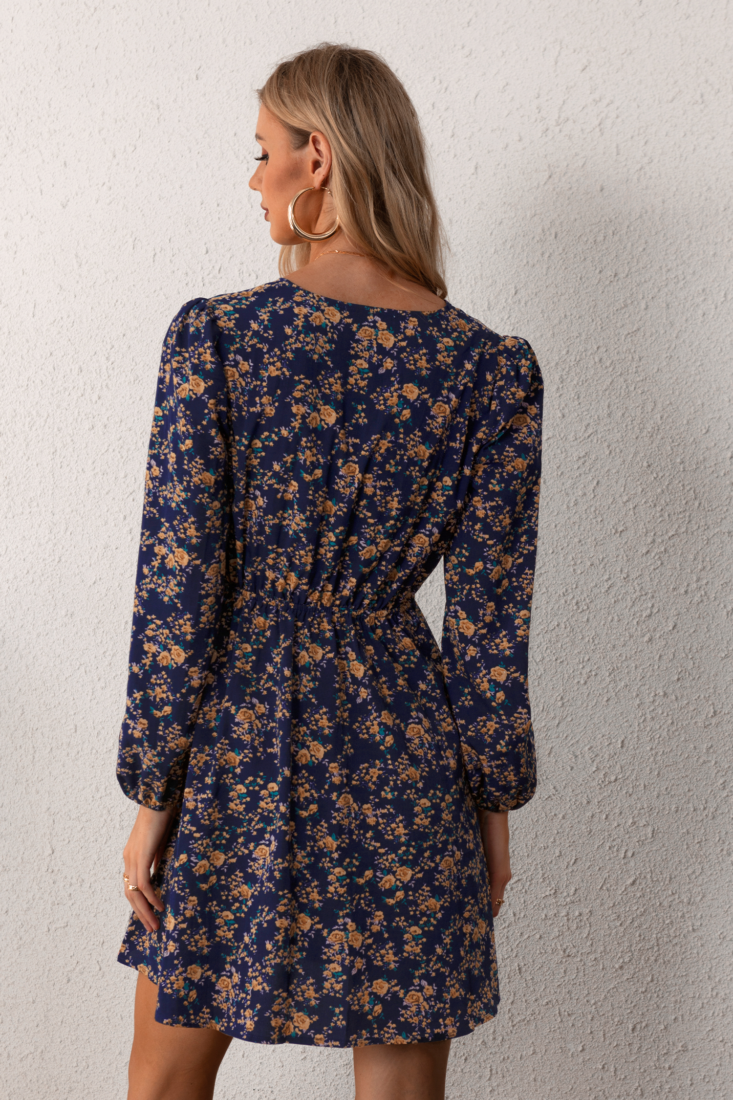 Robe courte à petites fleurs et manches paysannes