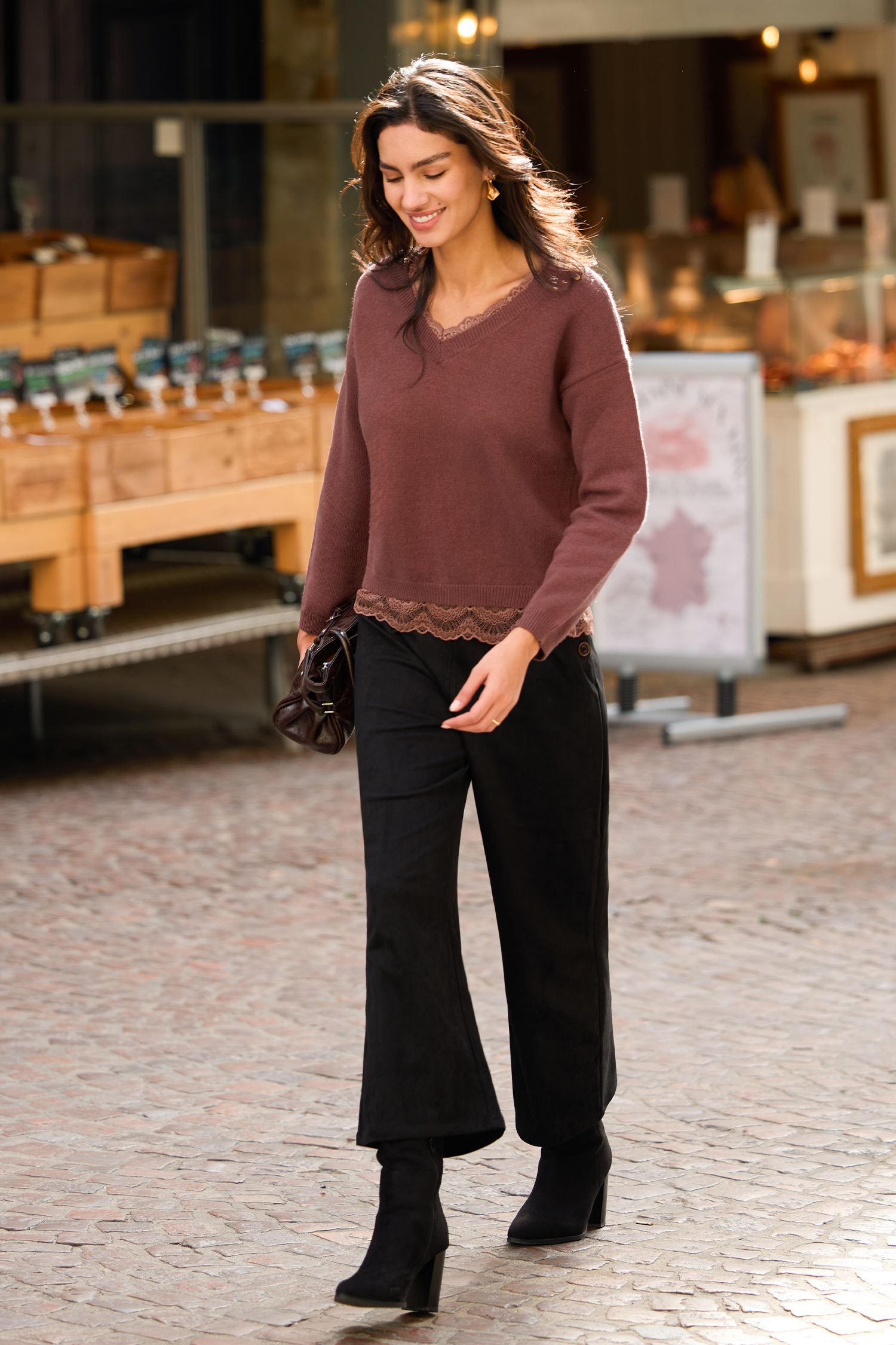 Neutraler Langarmpullover mit Spitzenbesatz
