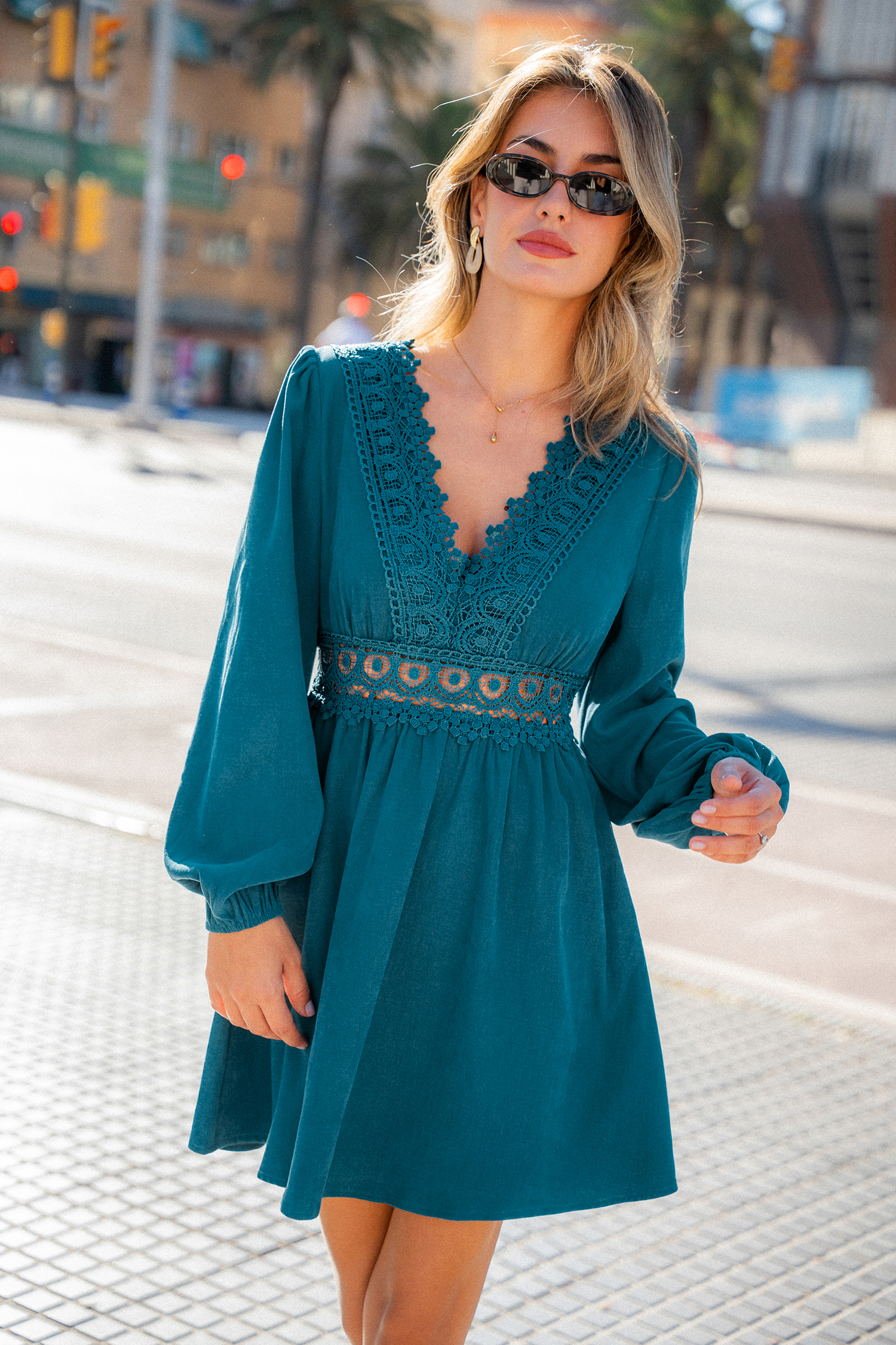 Blaues Langarm Minikleid mit V-Ausschnitt und Spitzenbesatz