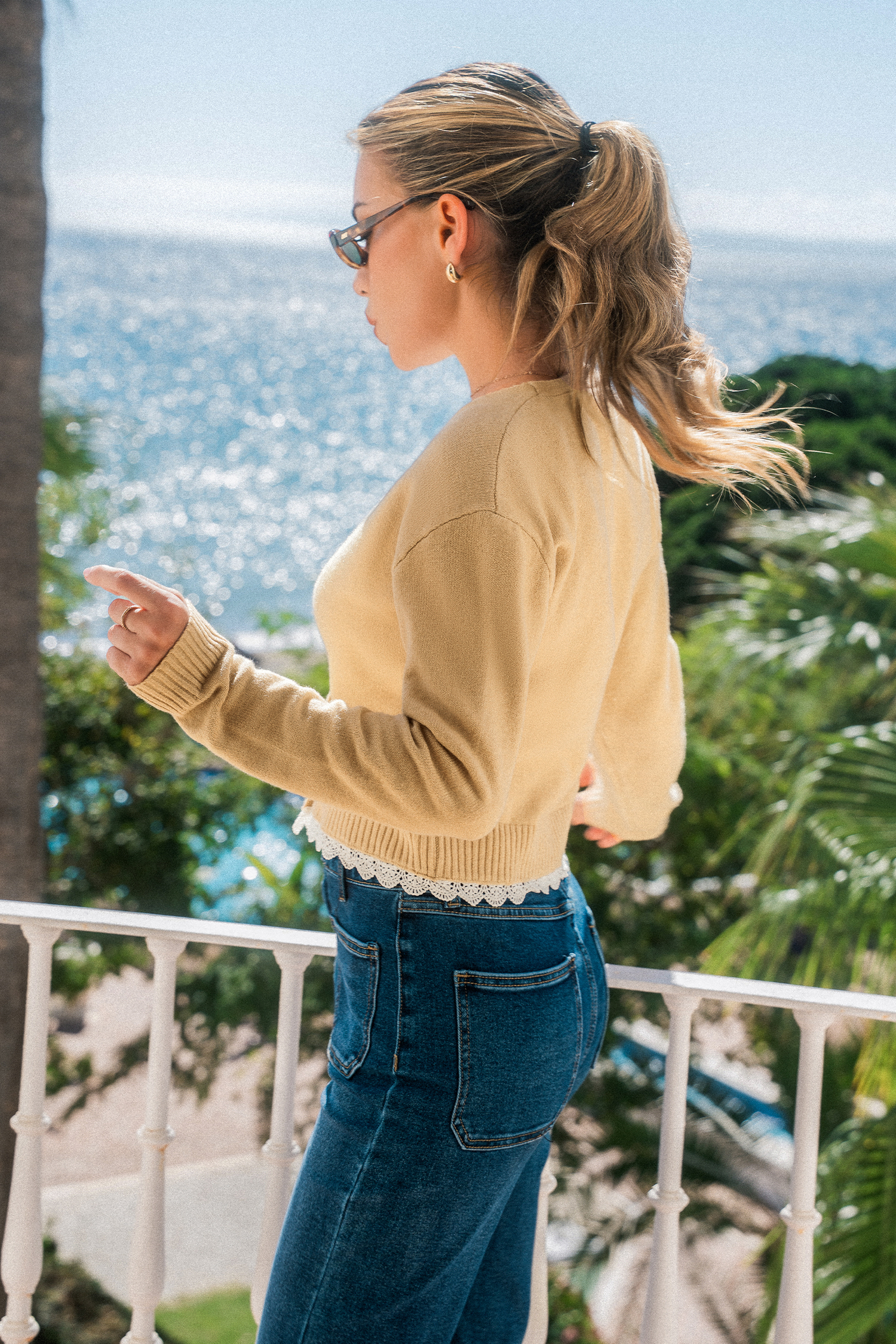 Khakifarbene Strickjacke mit Spitzenbesatz