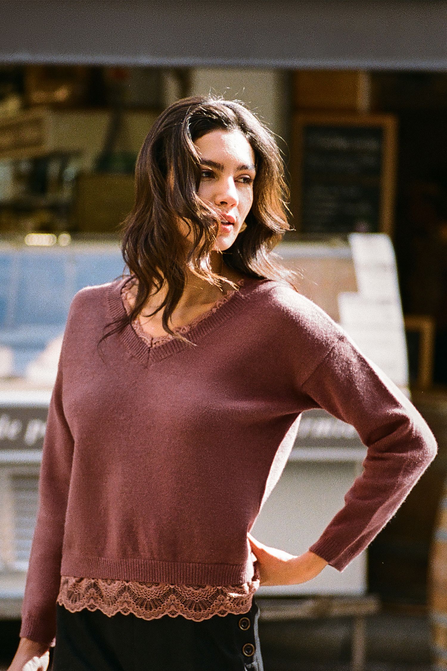 Neutraler Langarmpullover mit Spitzenbesatz