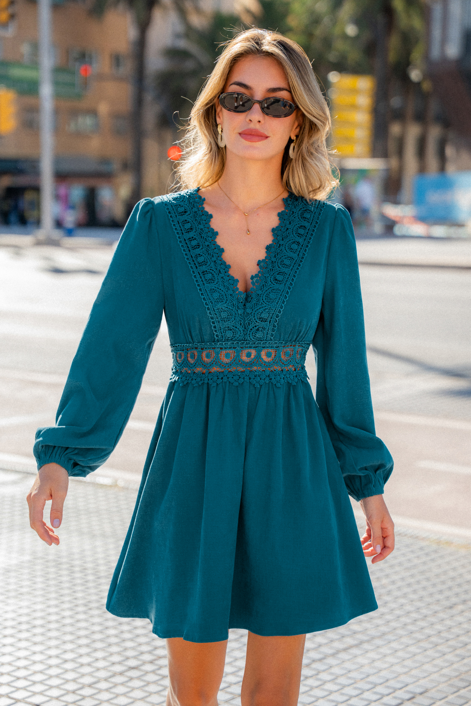 Blaues Langarm Minikleid mit V-Ausschnitt und Spitzenbesatz