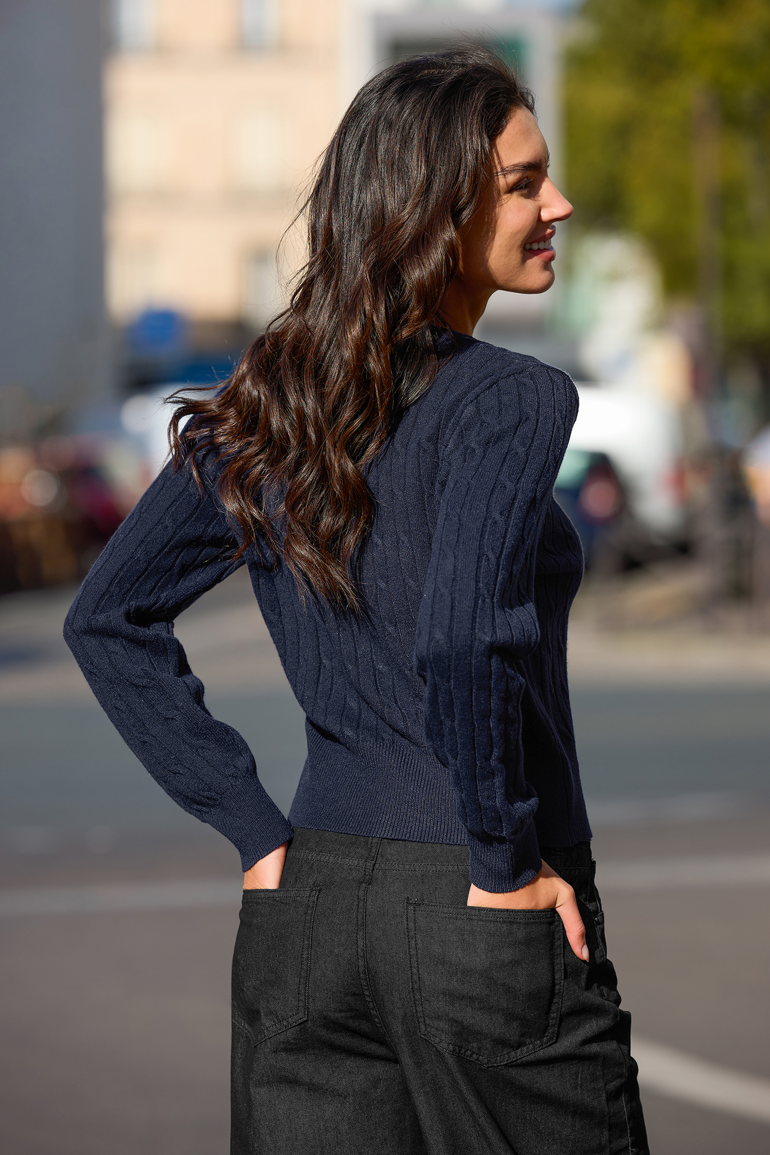 Cardigan bleu en tricot à col cranté et manches longues
