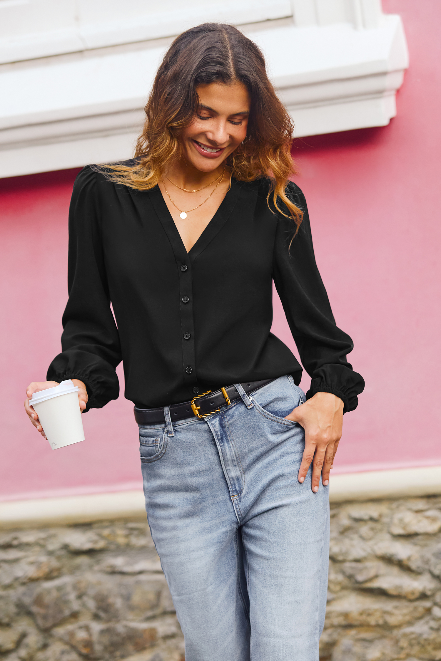 Blouse noire à col V et manches longues