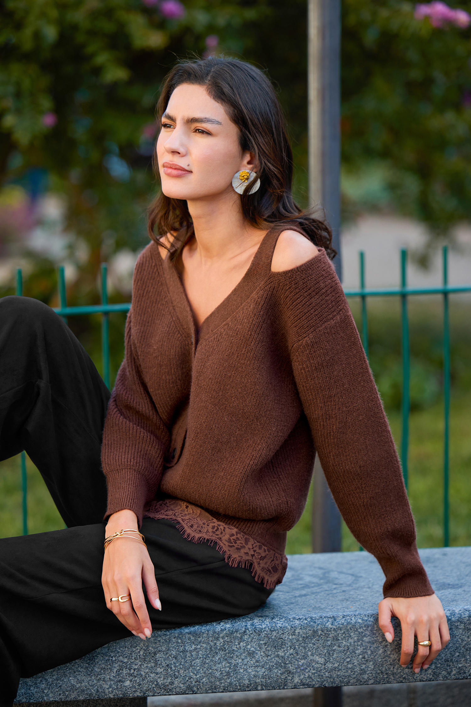Cardigan marron en tricot à col V et bordure en dentelle