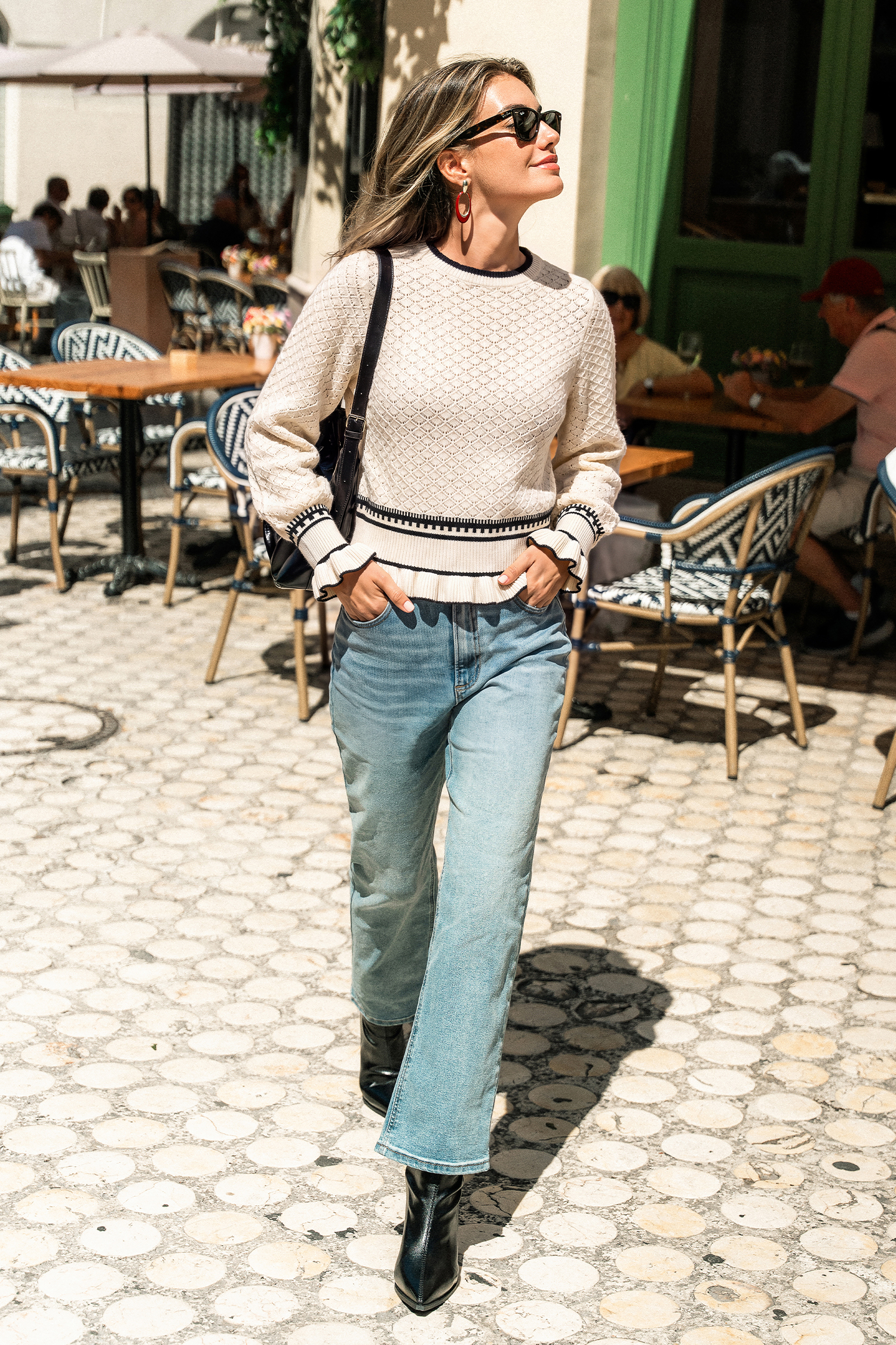 Pull blanc en tricot à col rond et bordure volantée