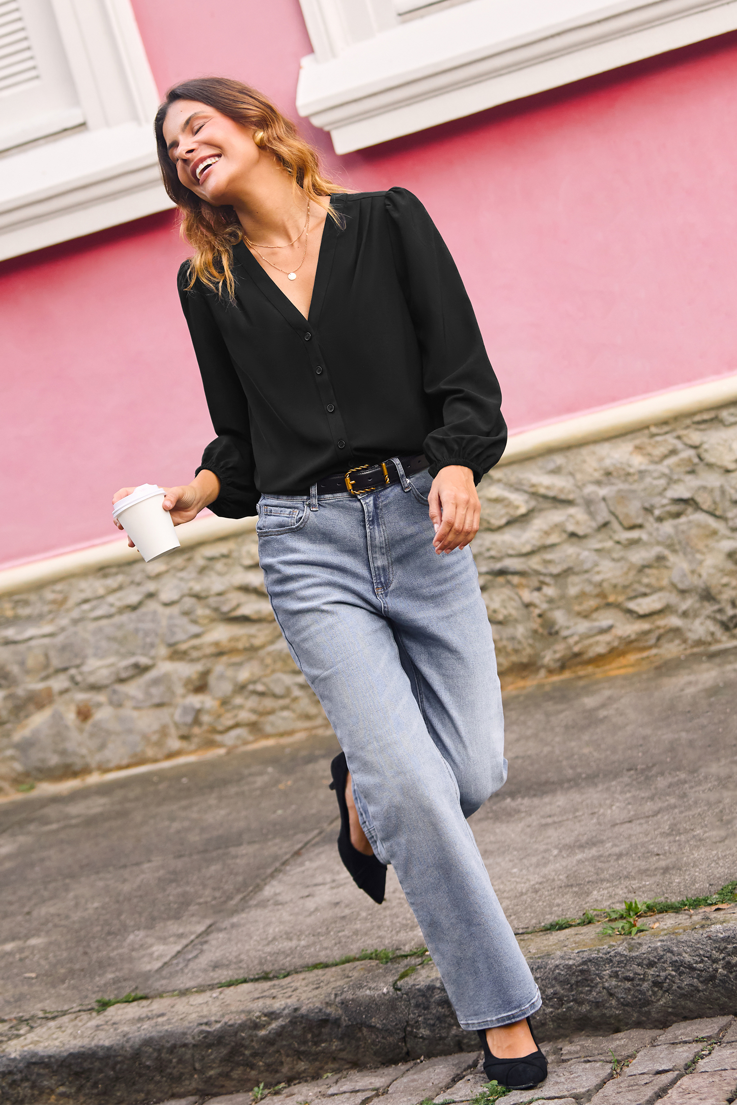 Blouse noire à col V et manches longues