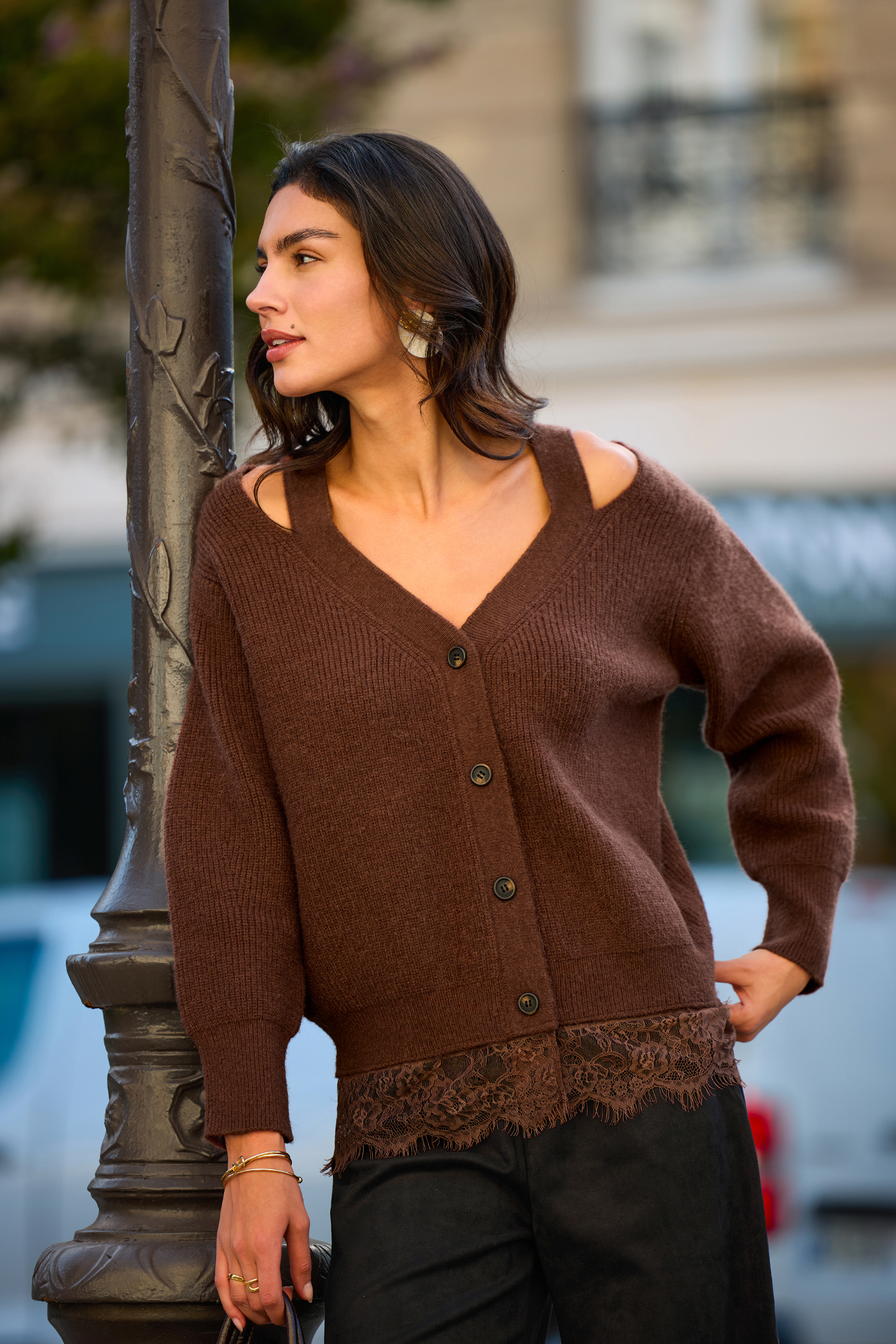Cardigan marron en tricot à col V et bordure en dentelle