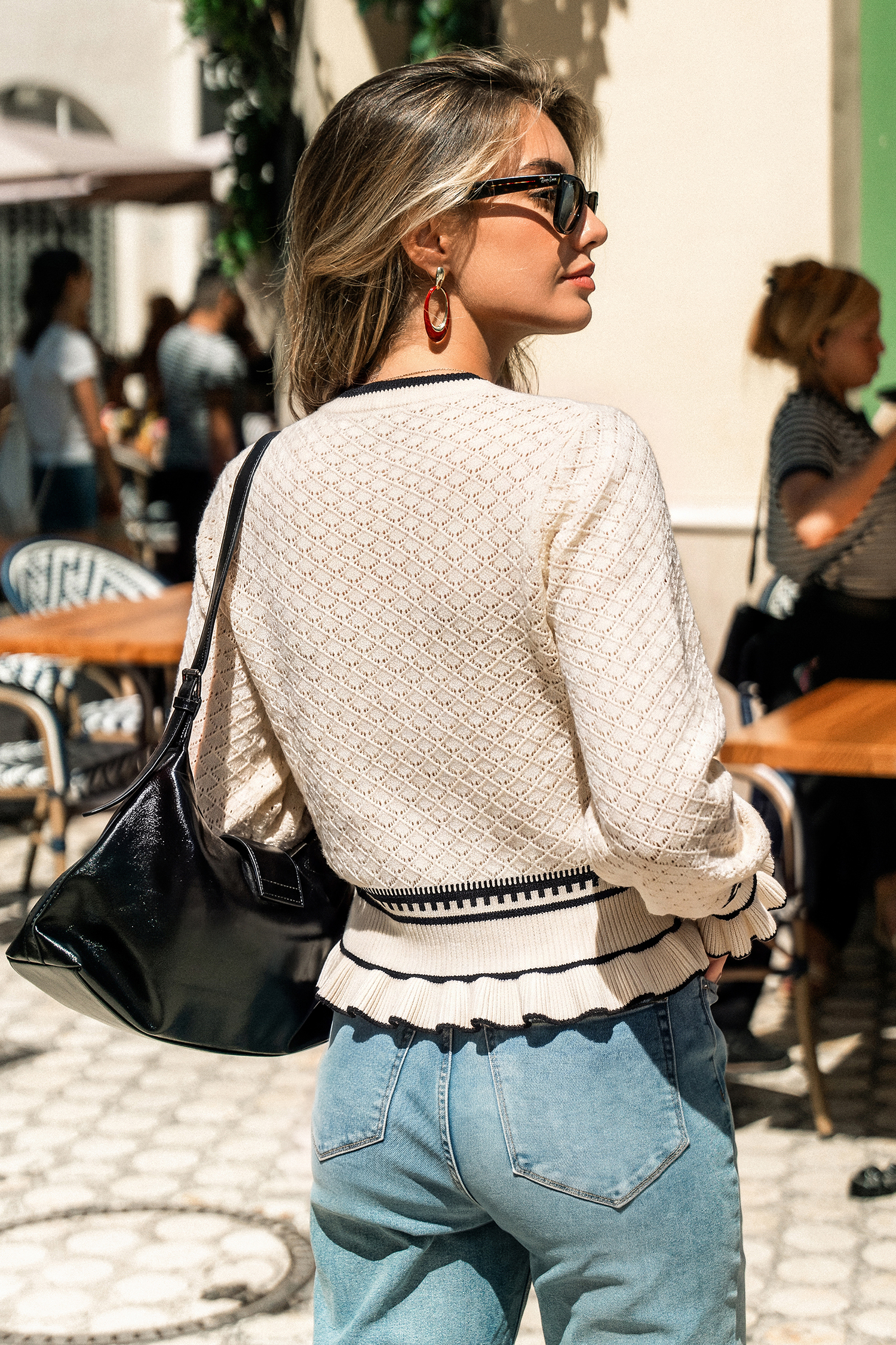 Pull blanc en tricot à col rond et bordure volantée