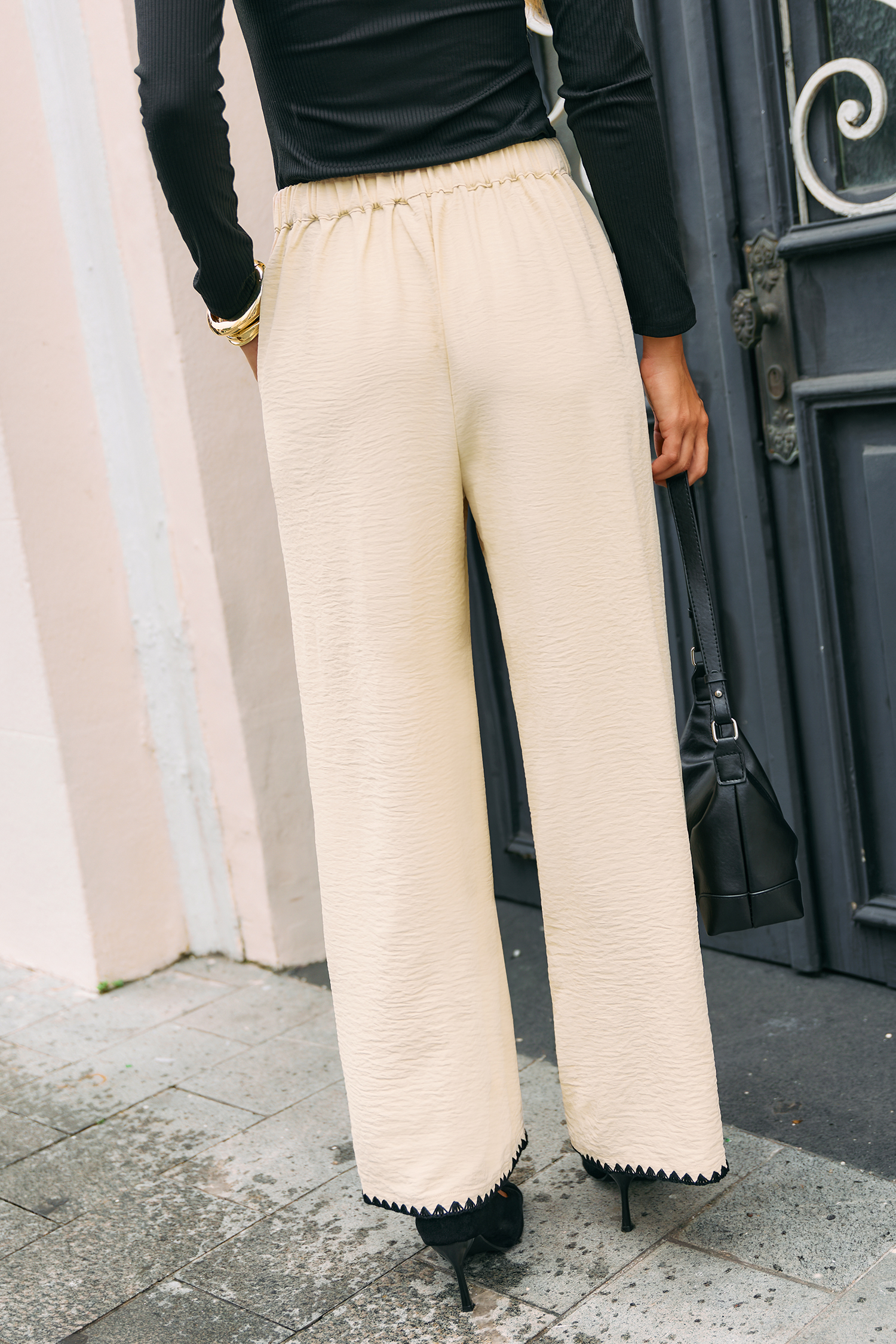 Pantalon neutre à nouer à la taille et jambe large