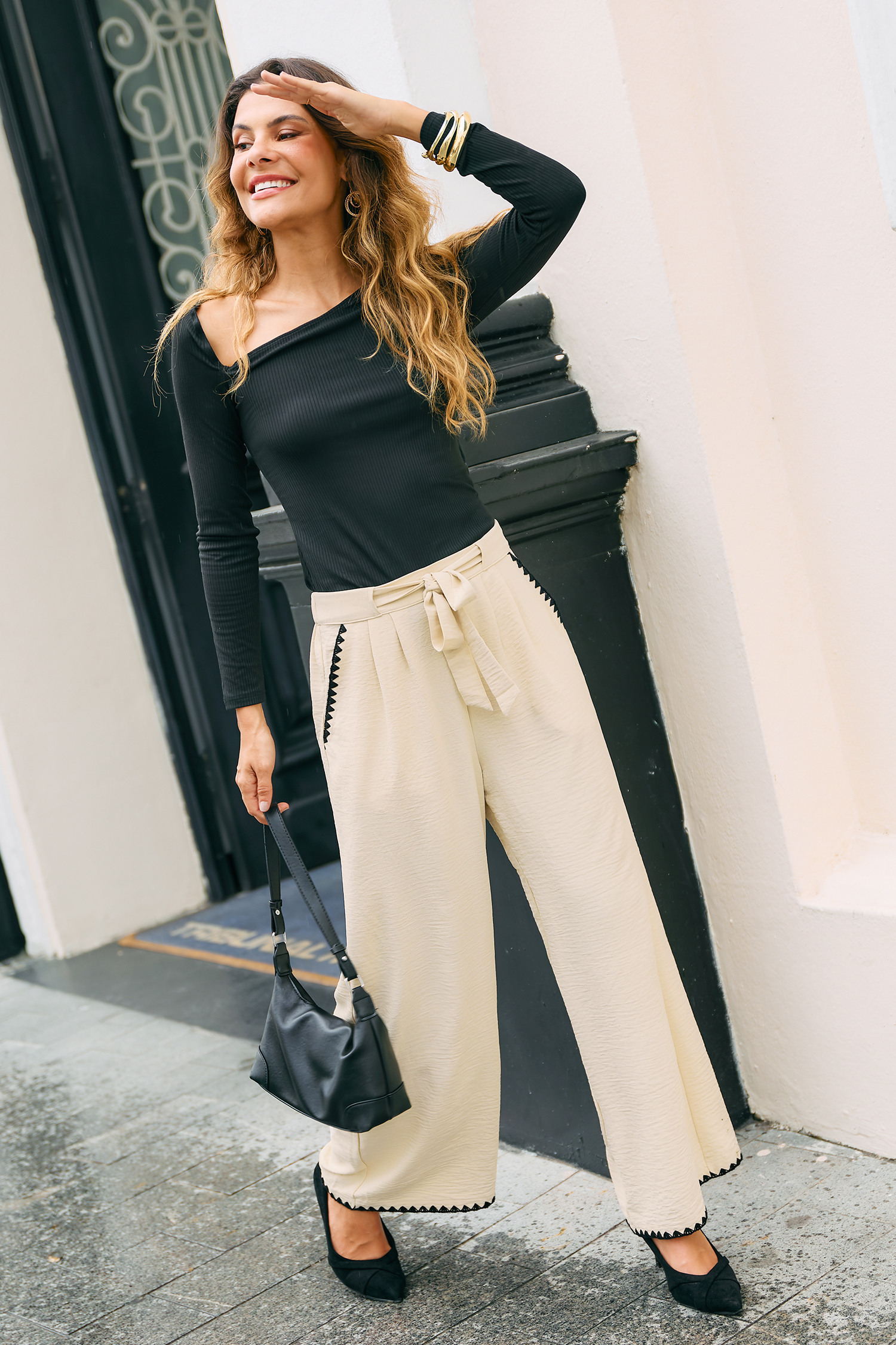 Pantalon neutre à nouer à la taille et jambe large