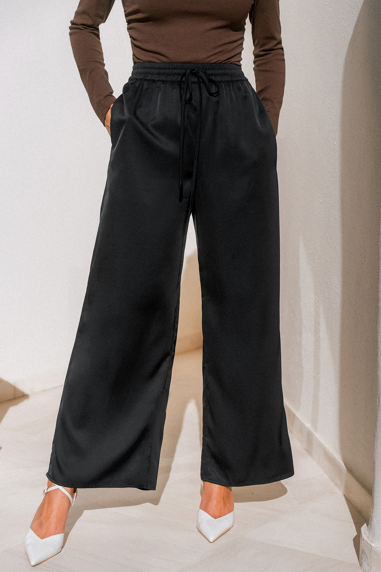 Pantalon noir tissé à taille élastiquée et jambe large