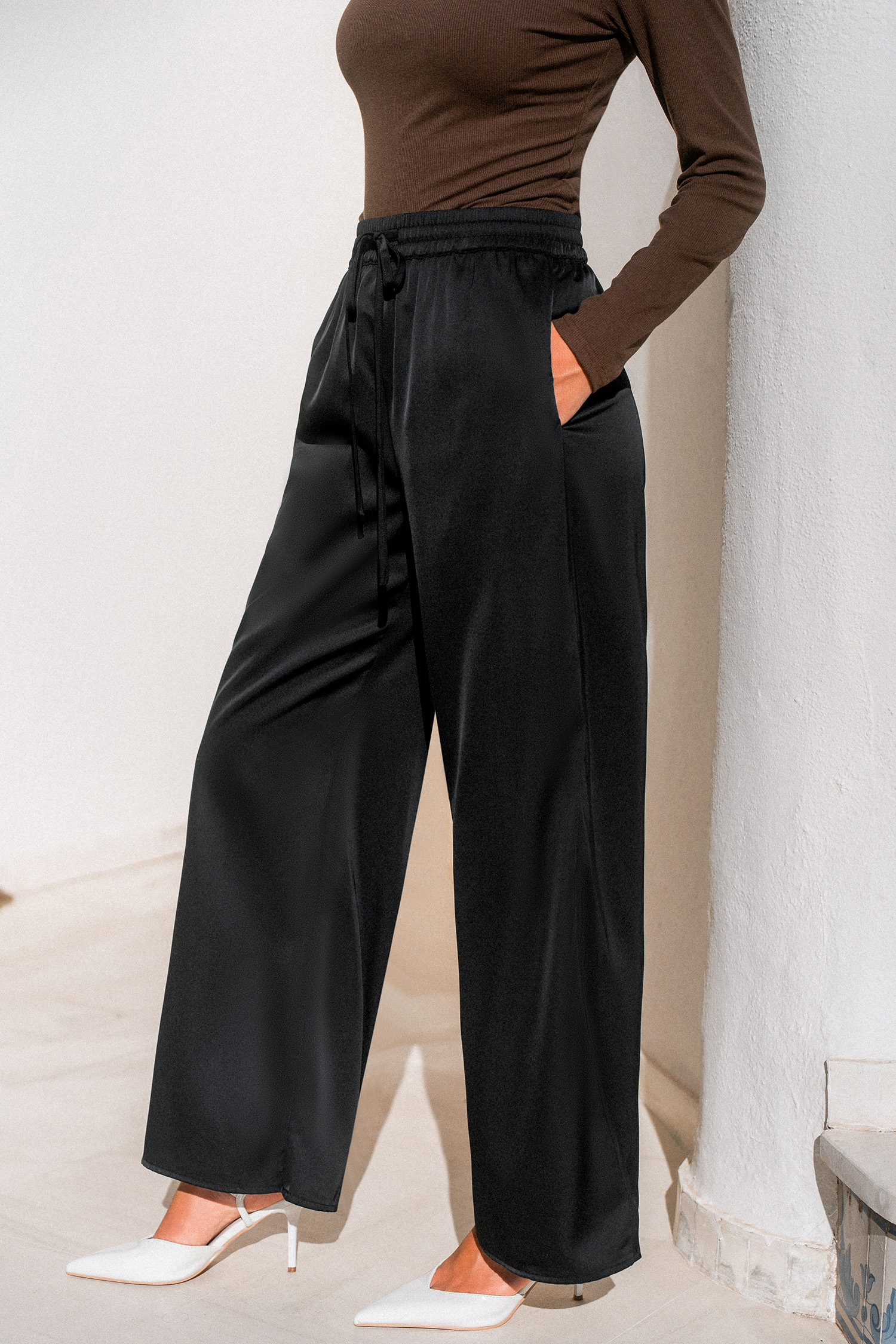Pantalon noir tissé à taille élastiquée et jambe large
