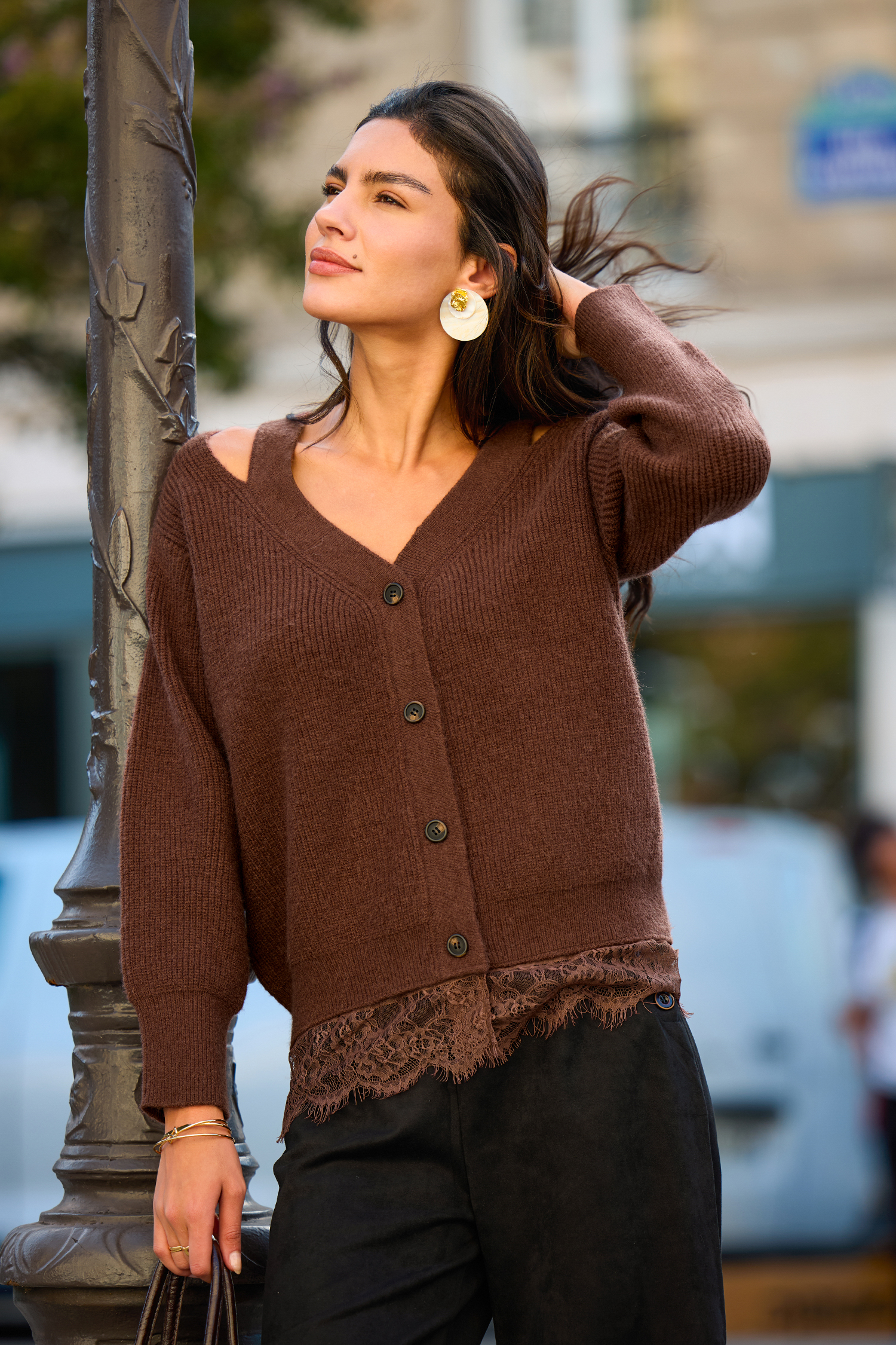 Cardigan marron en tricot à col V et bordure en dentelle