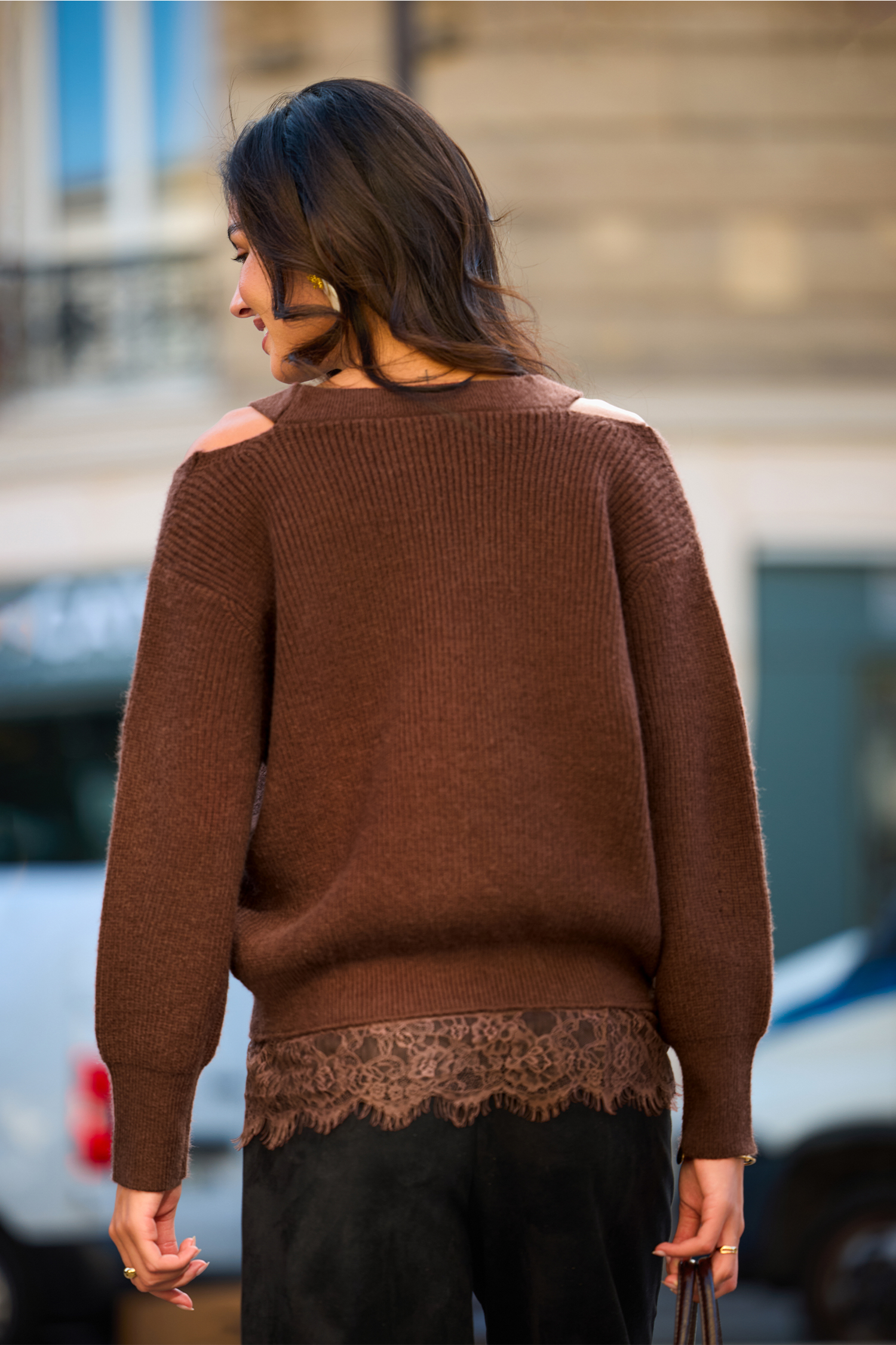 Cardigan marron en tricot à col V et bordure en dentelle