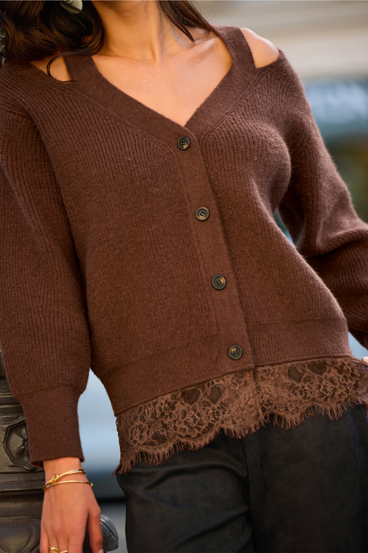 Cardigan marron en tricot à col V et bordure en dentelle
