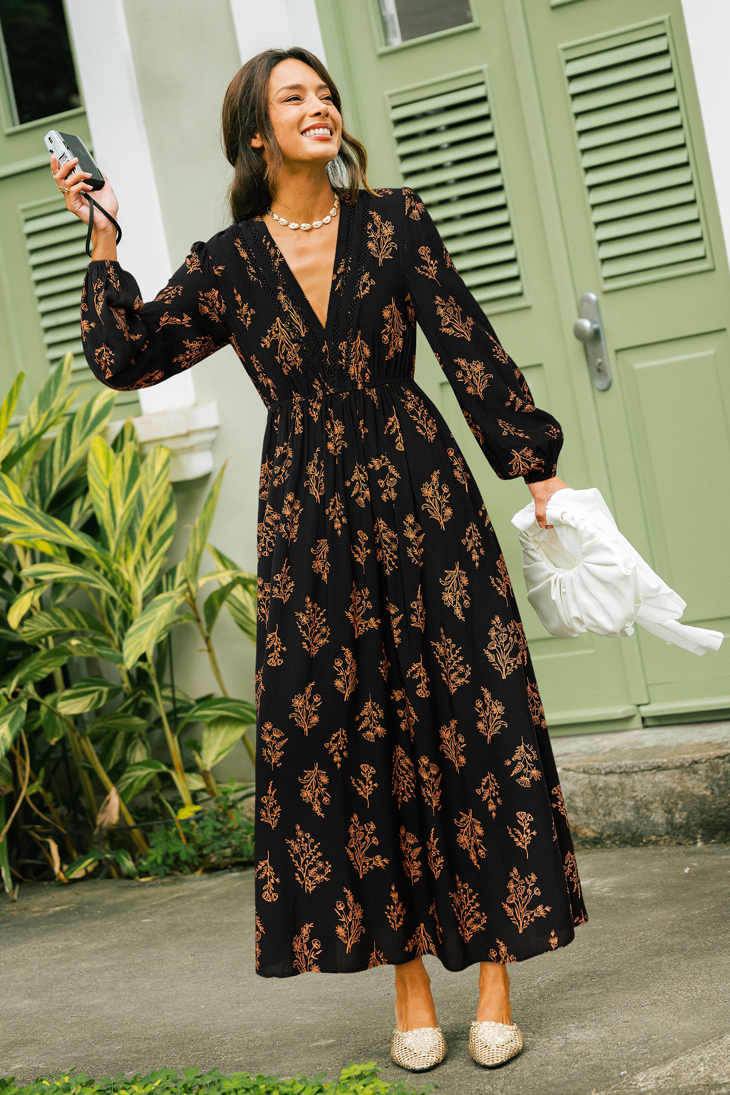 Robe longue florale à col V et manches longues