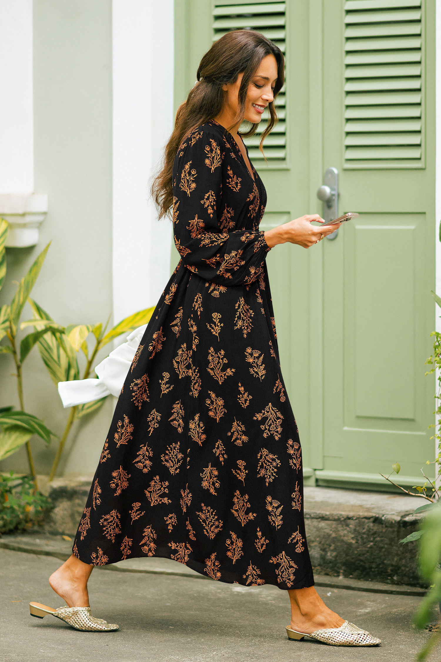 Robe longue florale à col V et manches longues